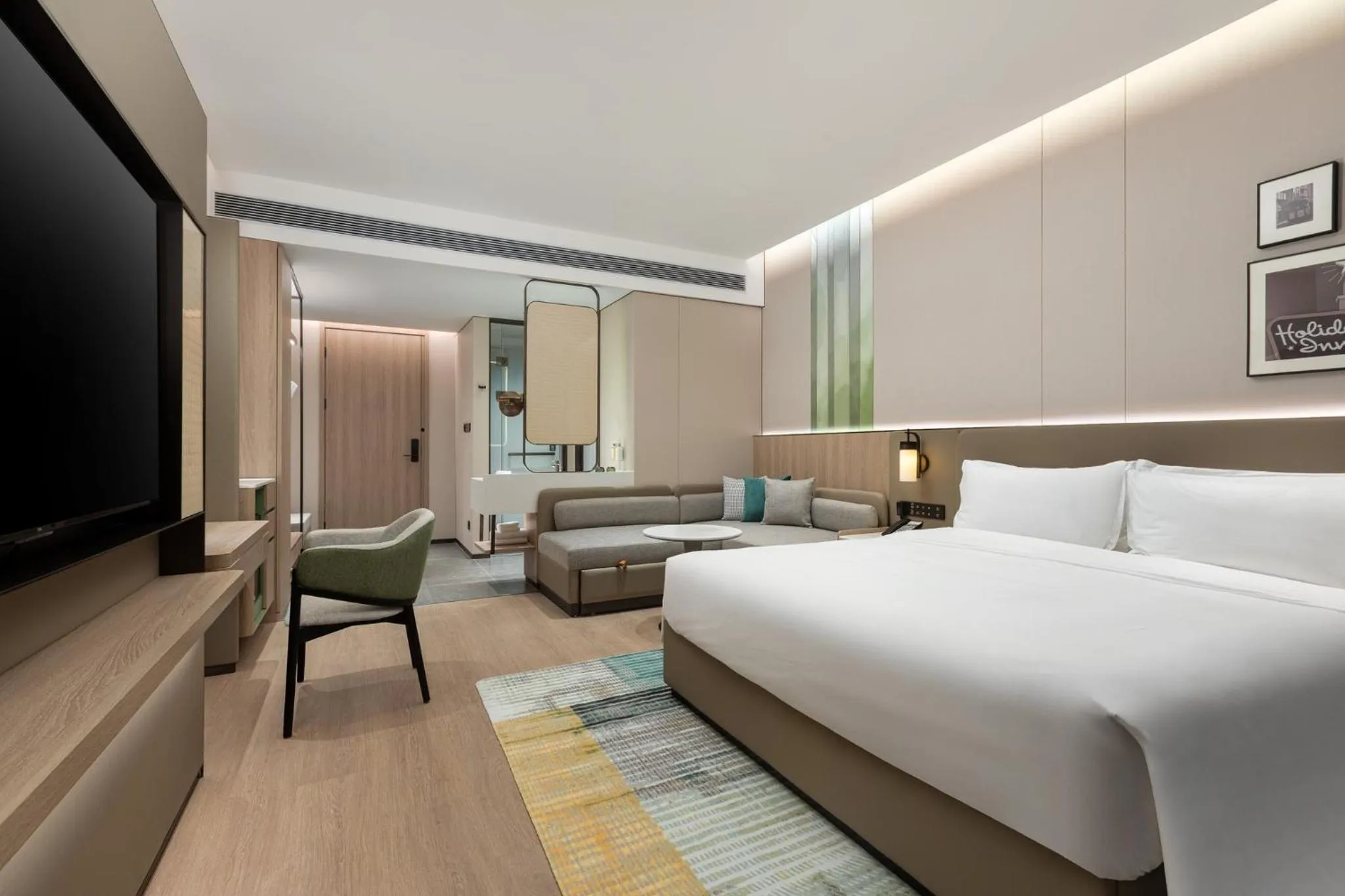 Photo of the whole room, Bed in Holiday Inn & Suites Shanghai Changfeng by IHG