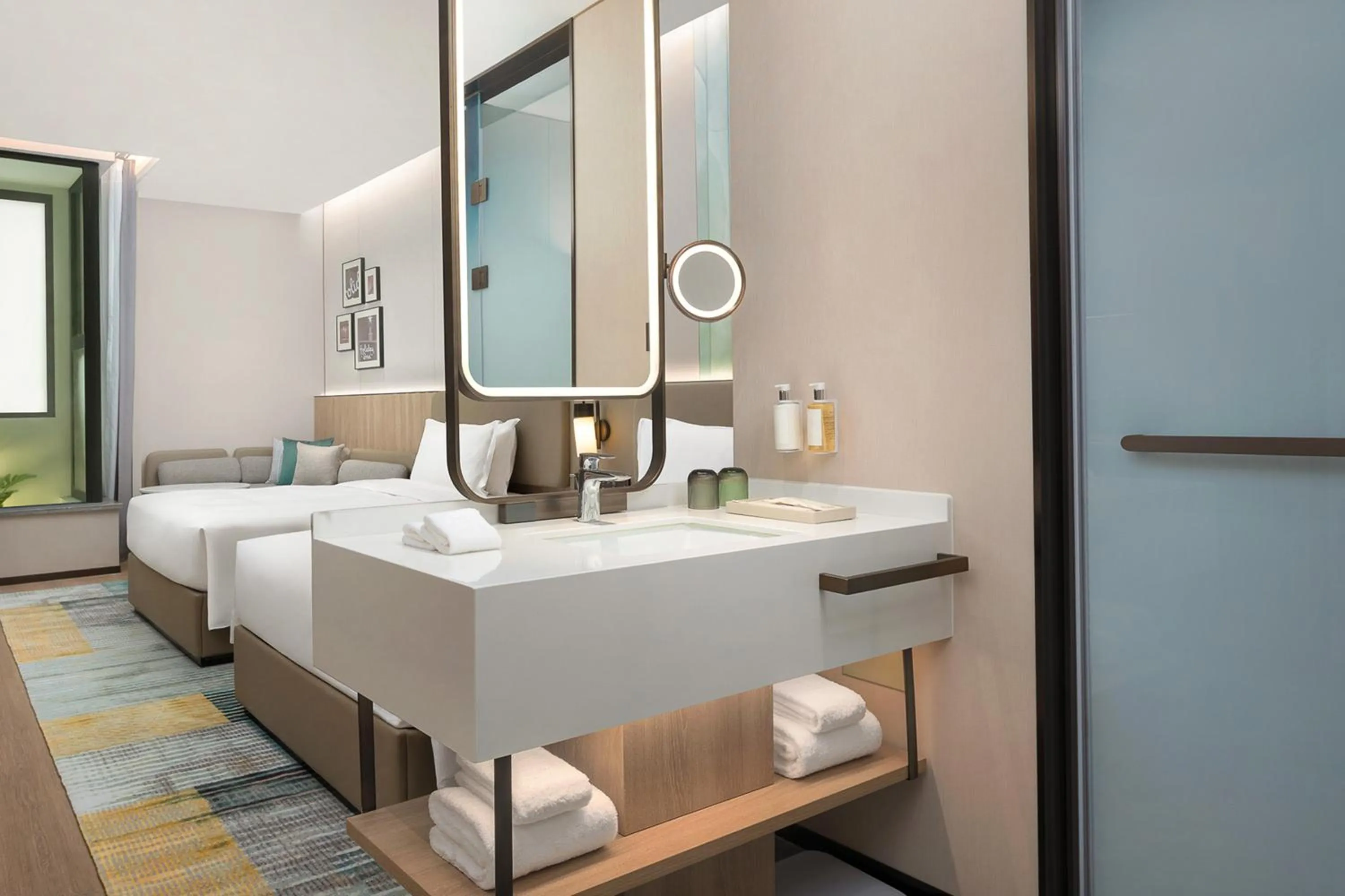 Bathroom, Bed in Holiday Inn & Suites Shanghai Changfeng by IHG