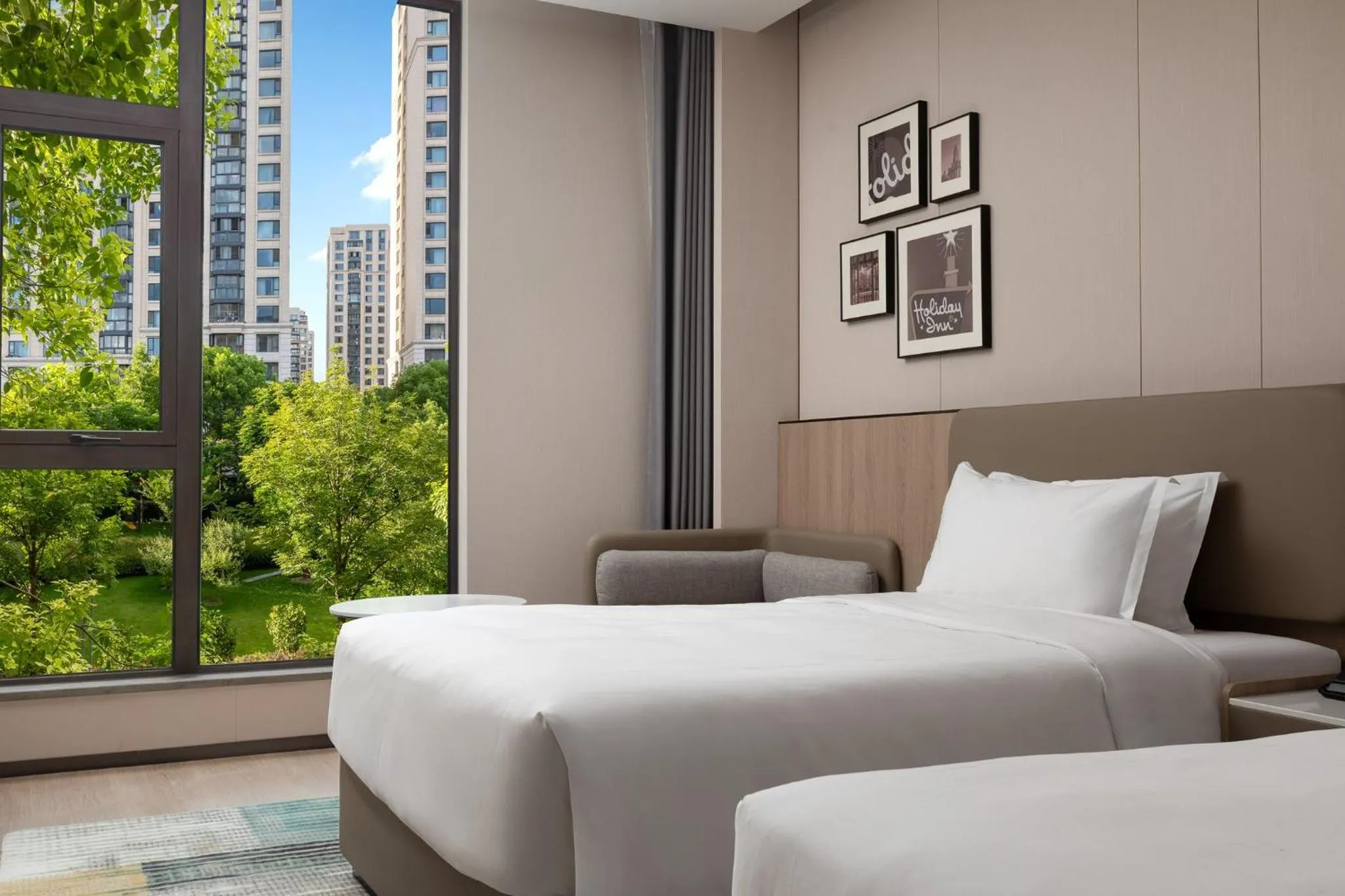 Photo of the whole room, Bed in Holiday Inn & Suites Shanghai Changfeng by IHG