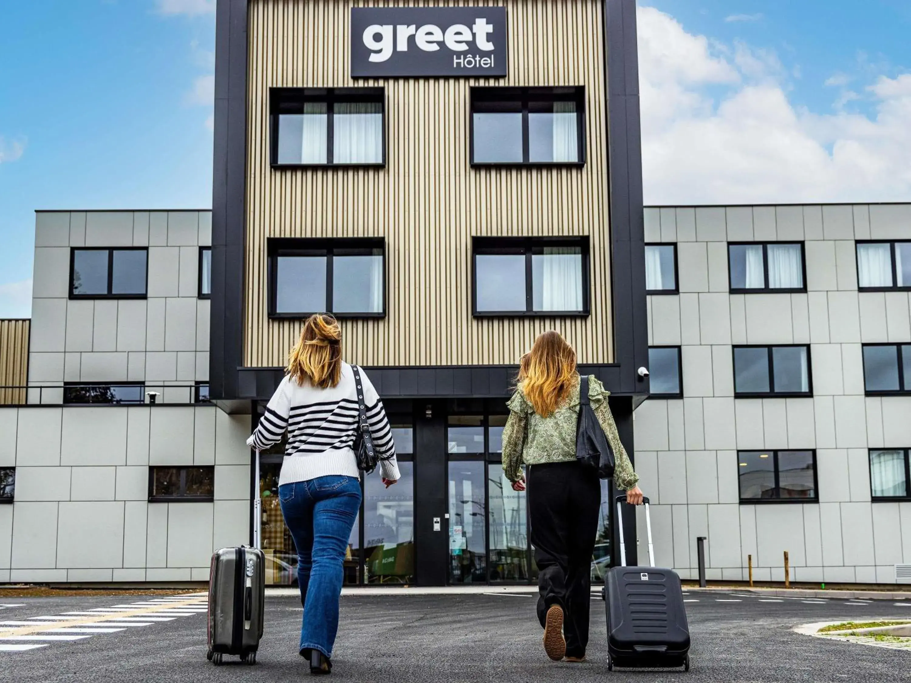 Property building in greet Hotel Reims Tinqueux Property building in greet Hotel Reims Tinqueux