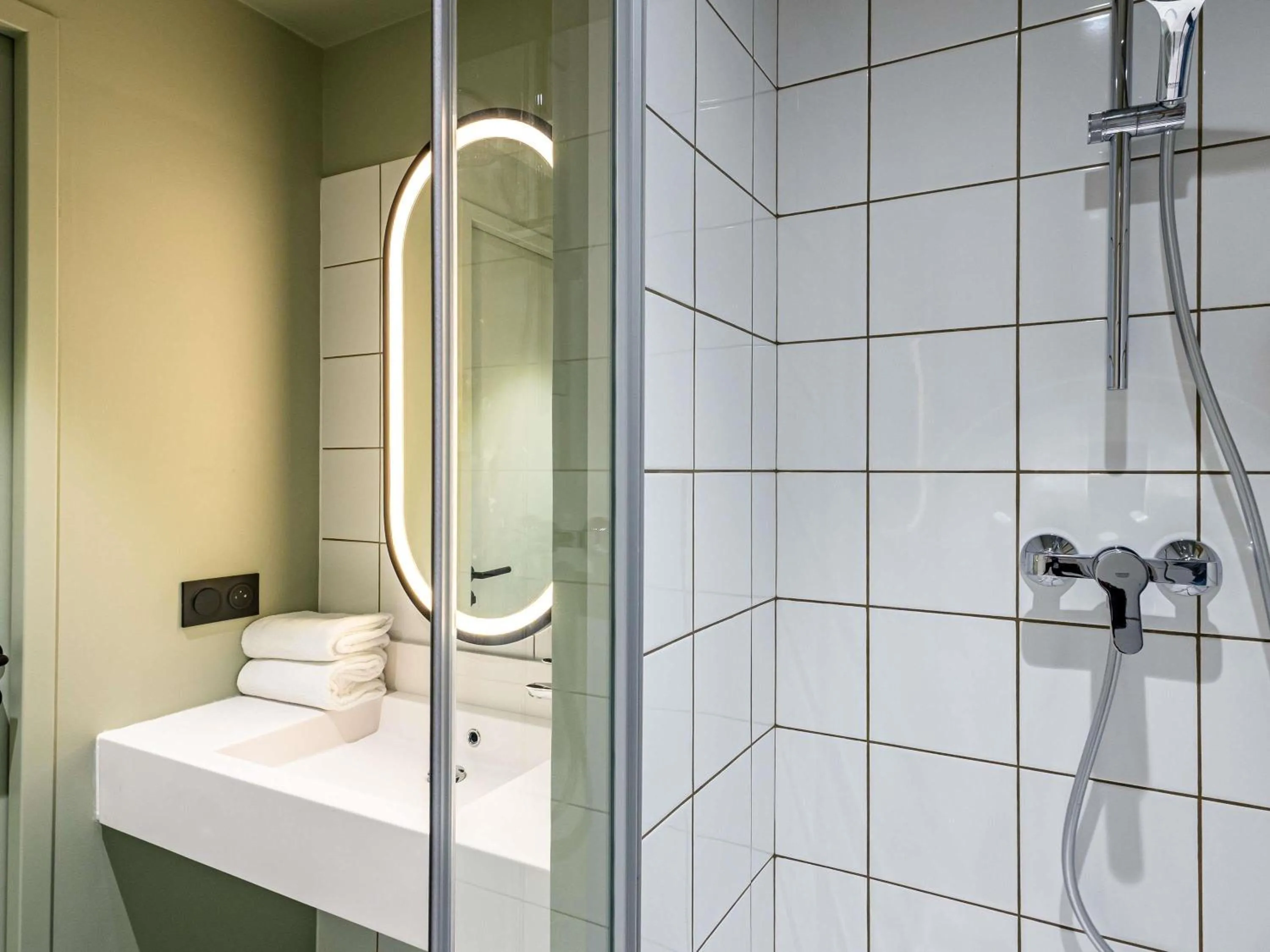 Bedroom in greet Hotel Reims Tinqueux