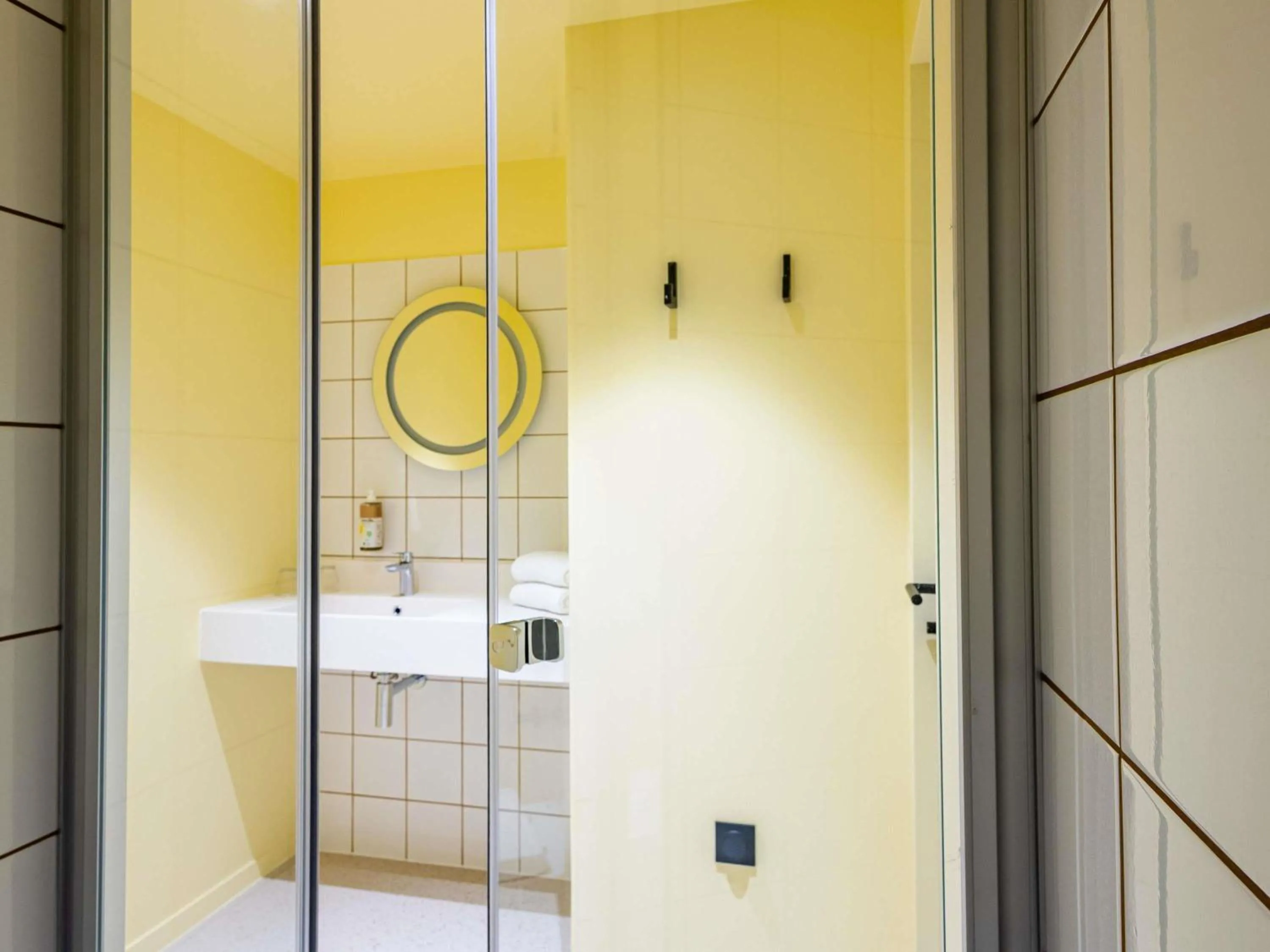 Bedroom in greet Hotel Reims Tinqueux