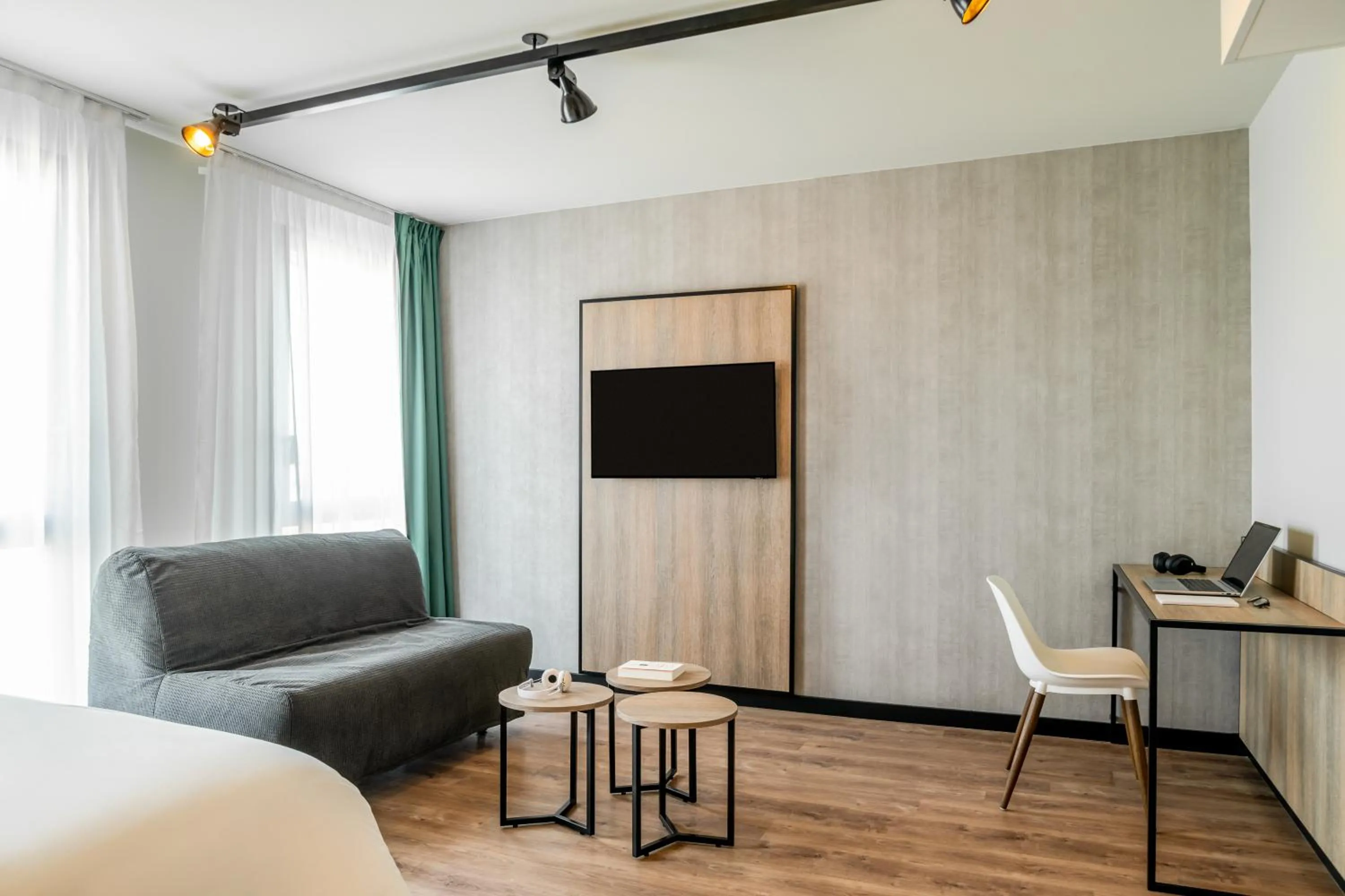 Photo of the whole room in ibis Bordeaux Nord Carbon Blanc