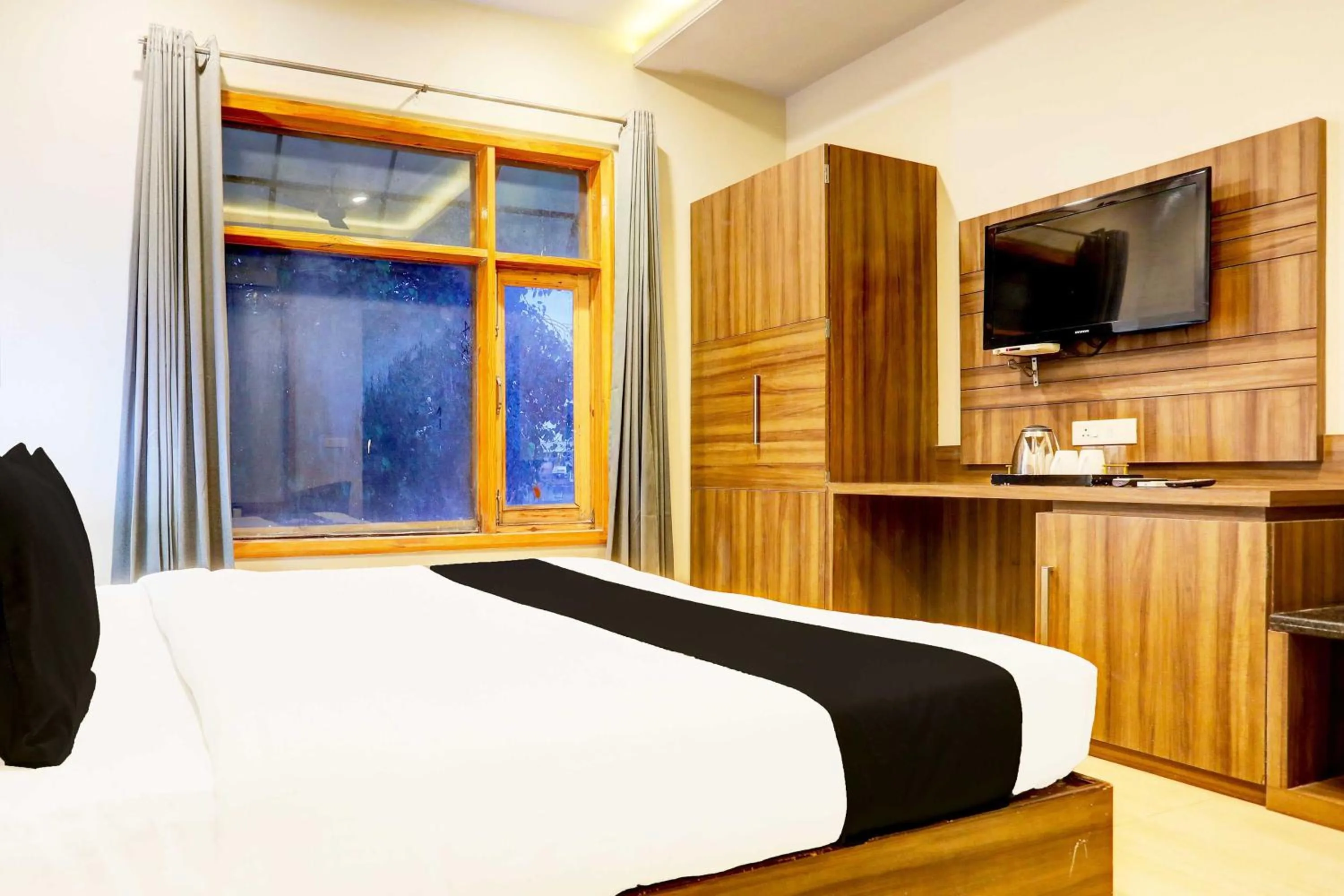 Bedroom, Bed in Hotel O Alwar Bus Station