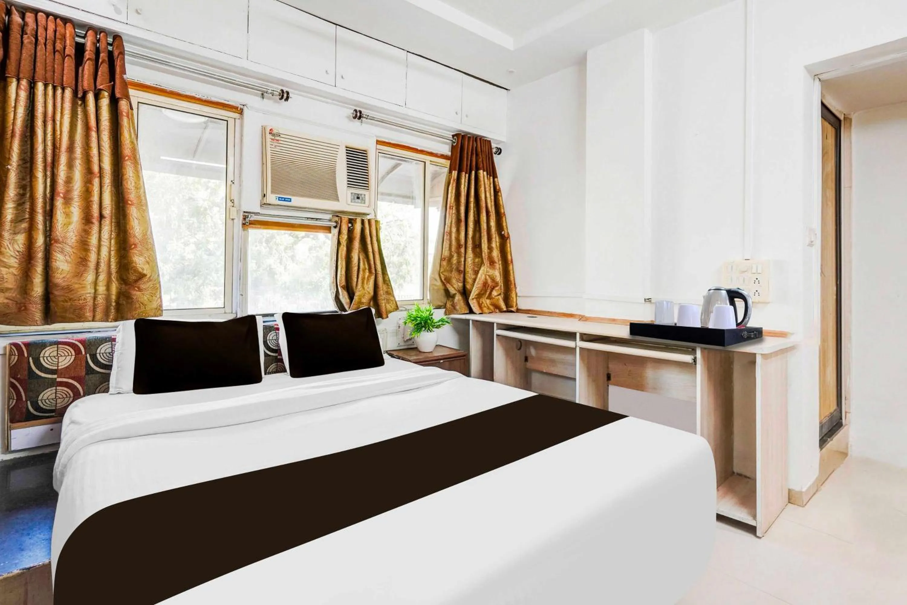 Bedroom, Bed in Hotel O Maninagar Railway Station
