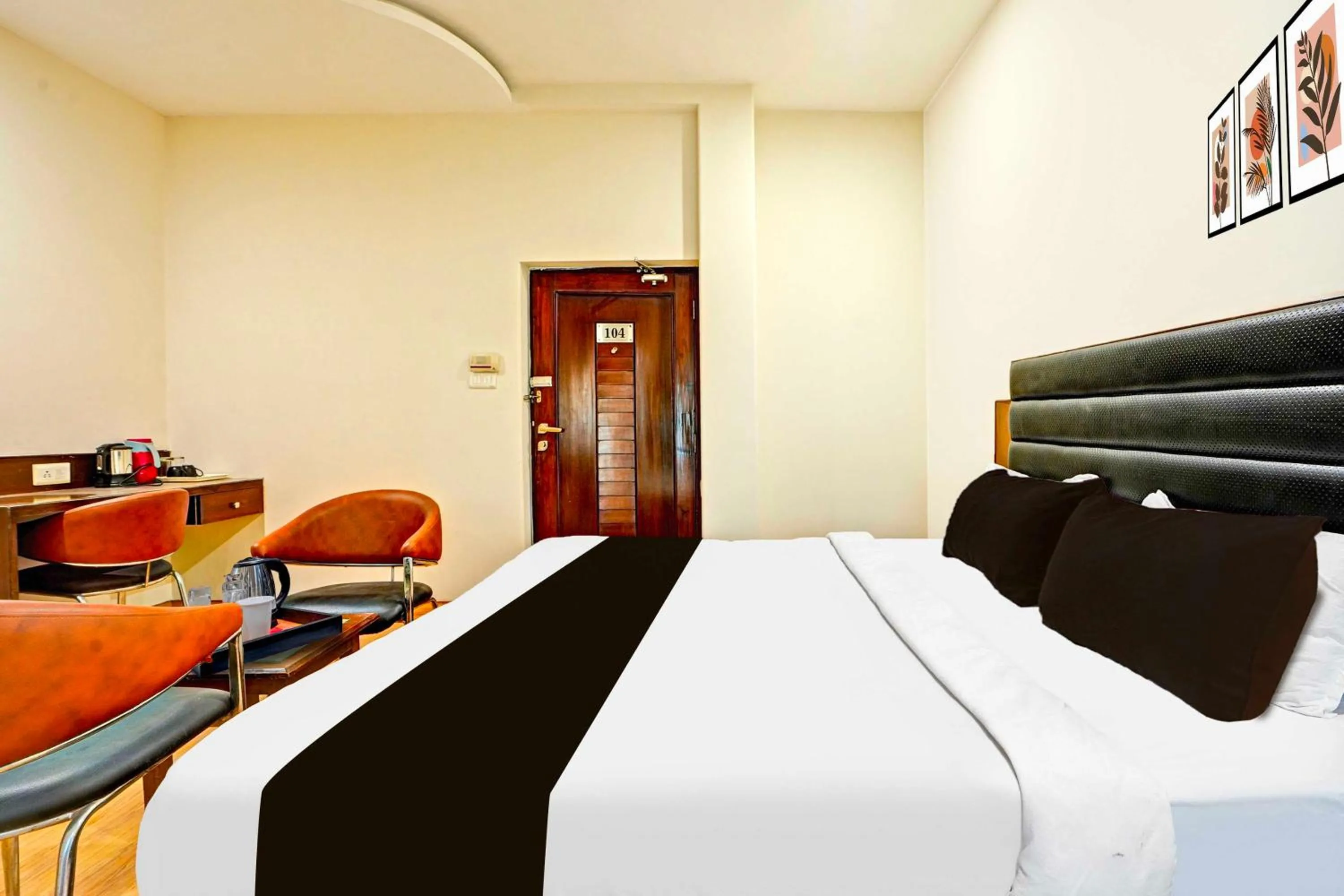 Bedroom, Bed in Hotel O Gurudwara Square