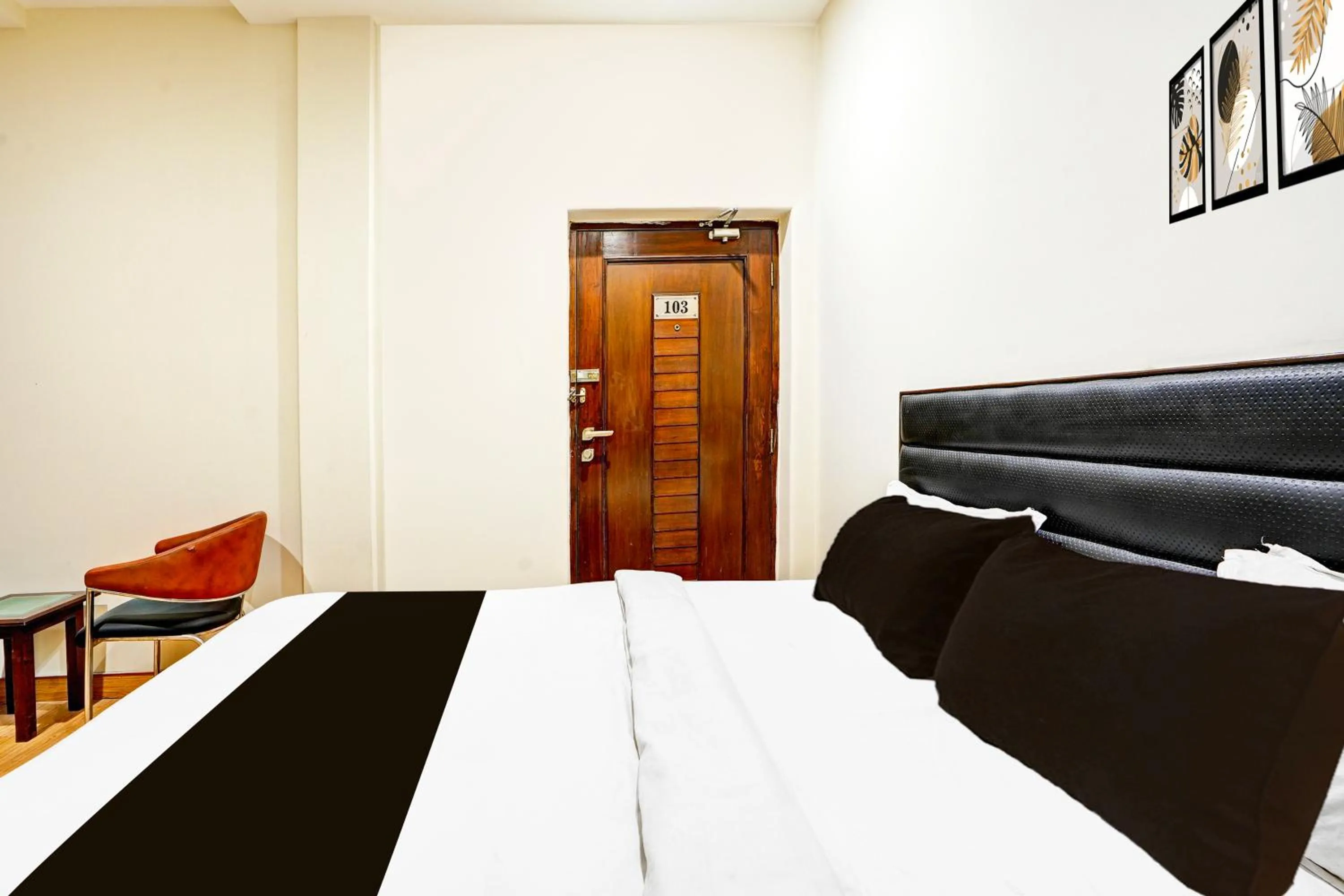 Bedroom, Bed in Hotel O Gurudwara Square