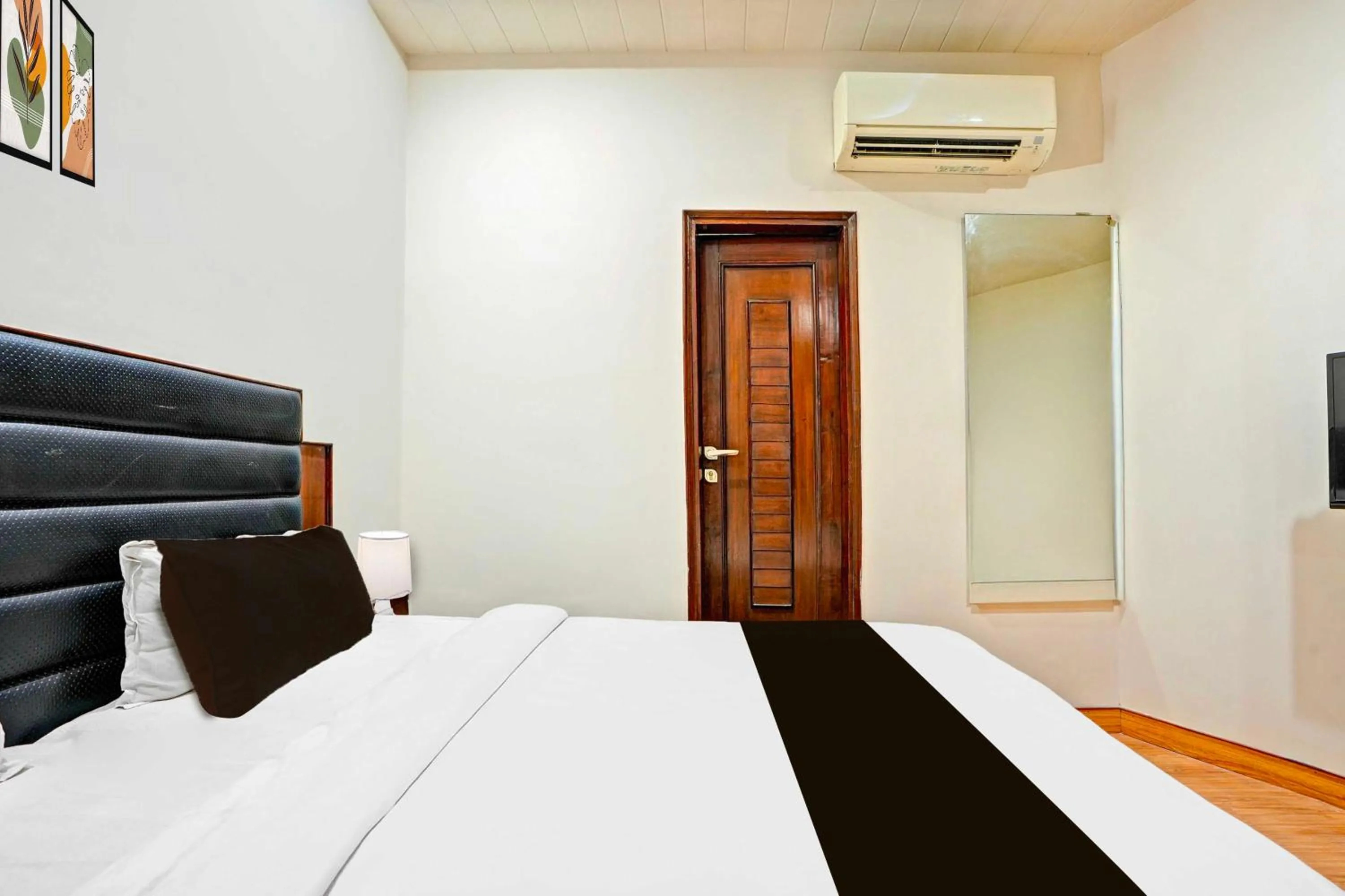Bedroom, Bed in Hotel O Gurudwara Square