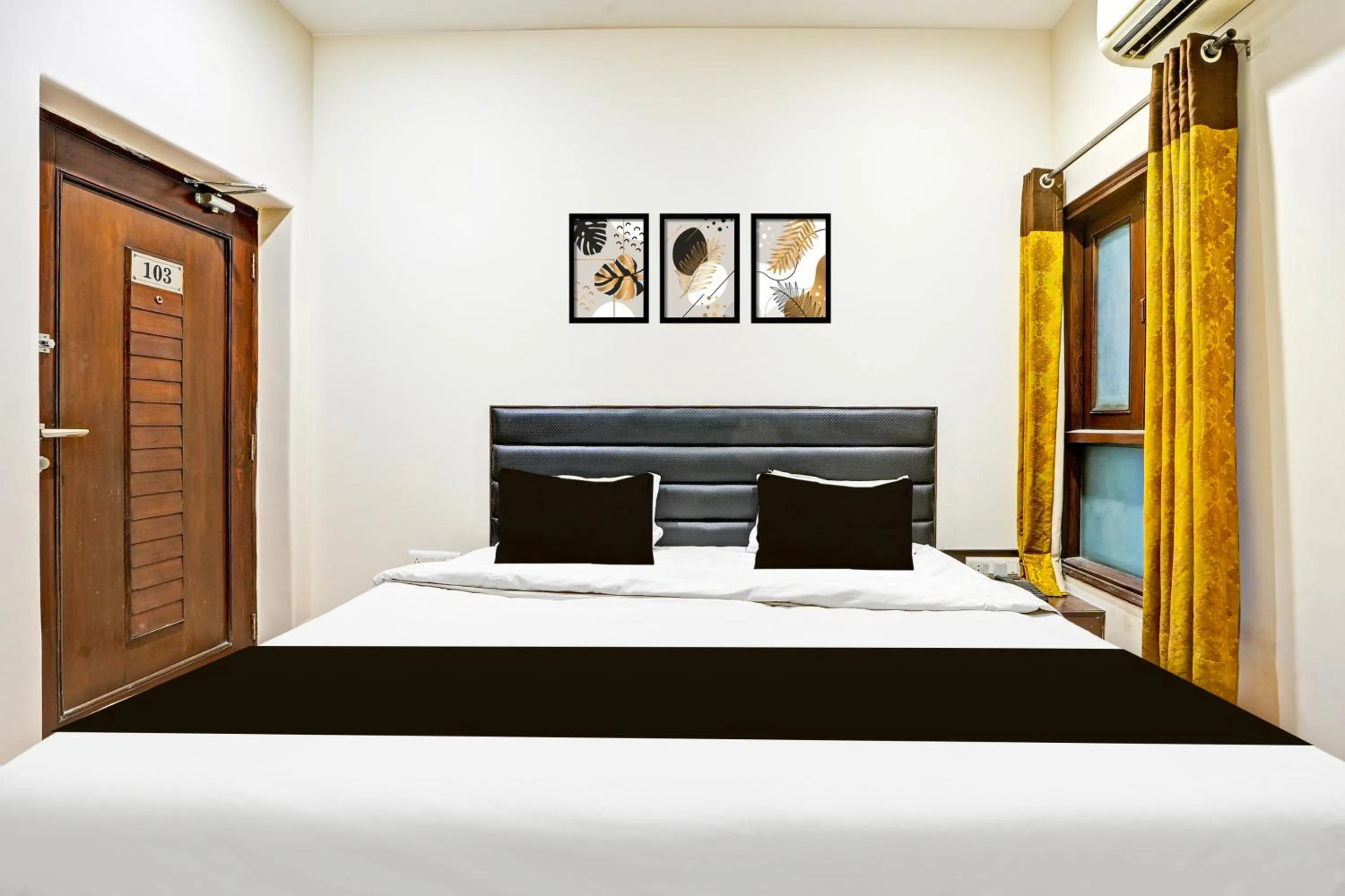 Bedroom, Bed in Hotel O Gurudwara Square