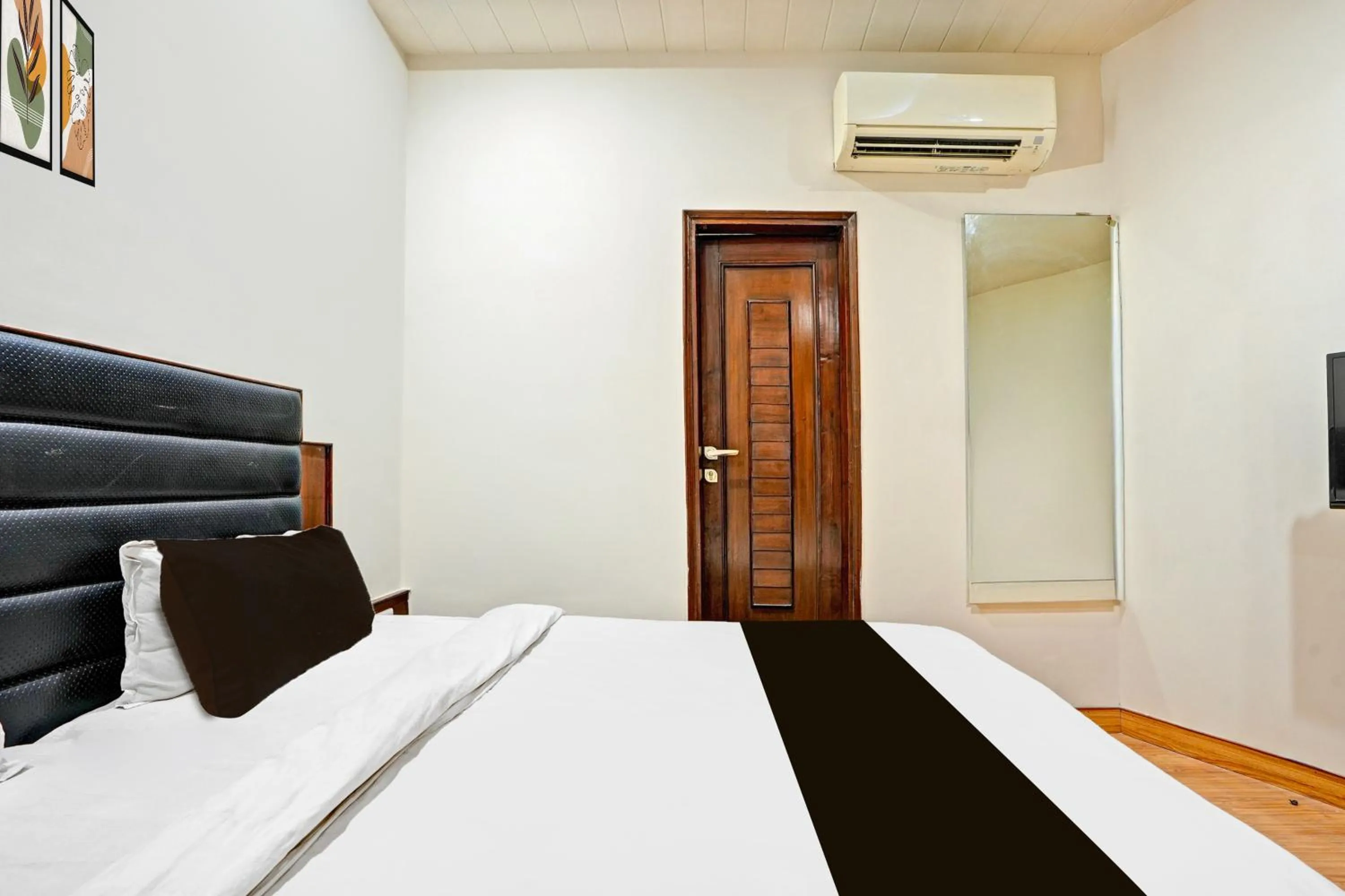 Bedroom, Bed in Hotel O Gurudwara Square