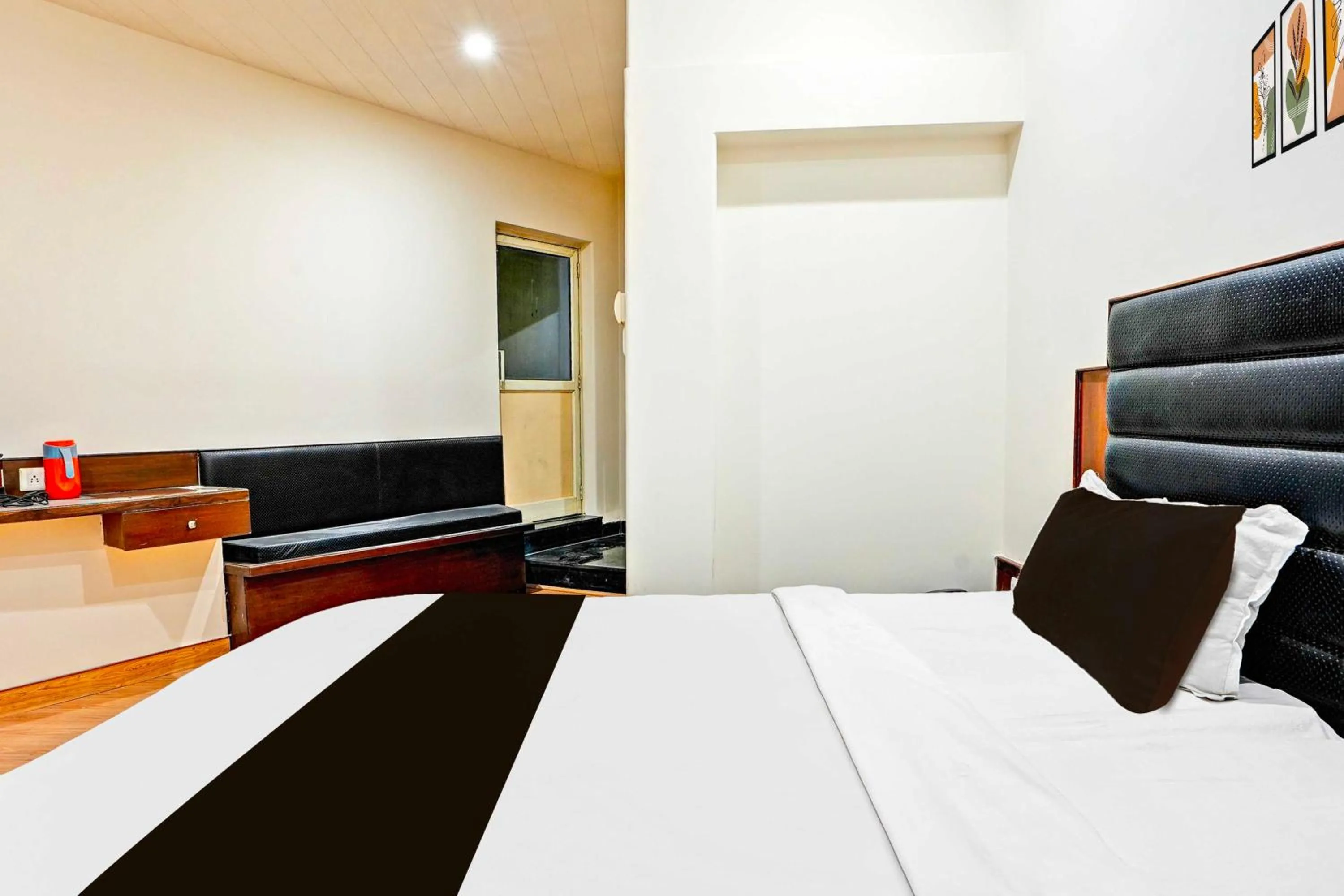 Bedroom, Bed in Hotel O Gurudwara Square
