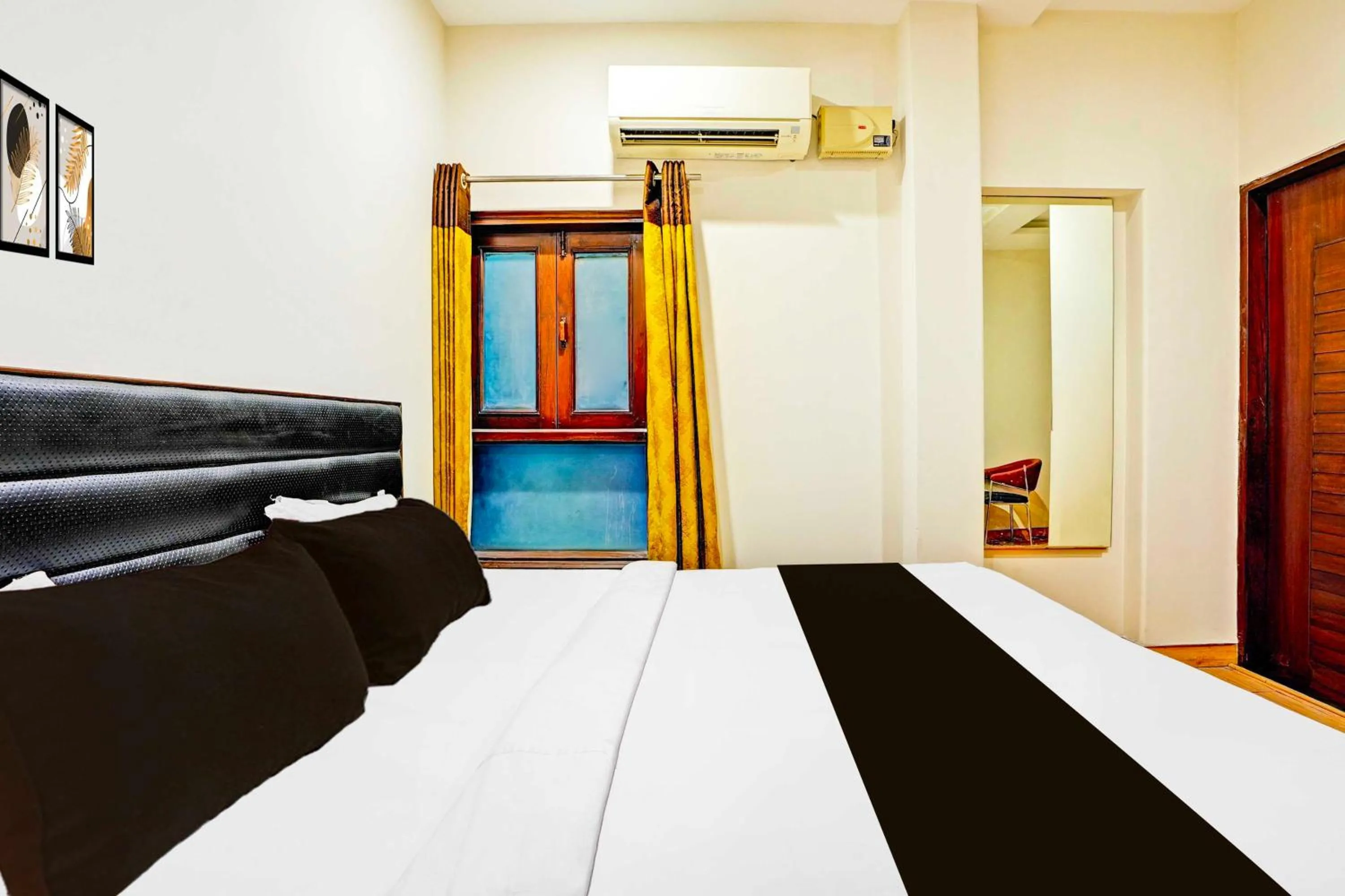 Bedroom, Bed in Hotel O Gurudwara Square