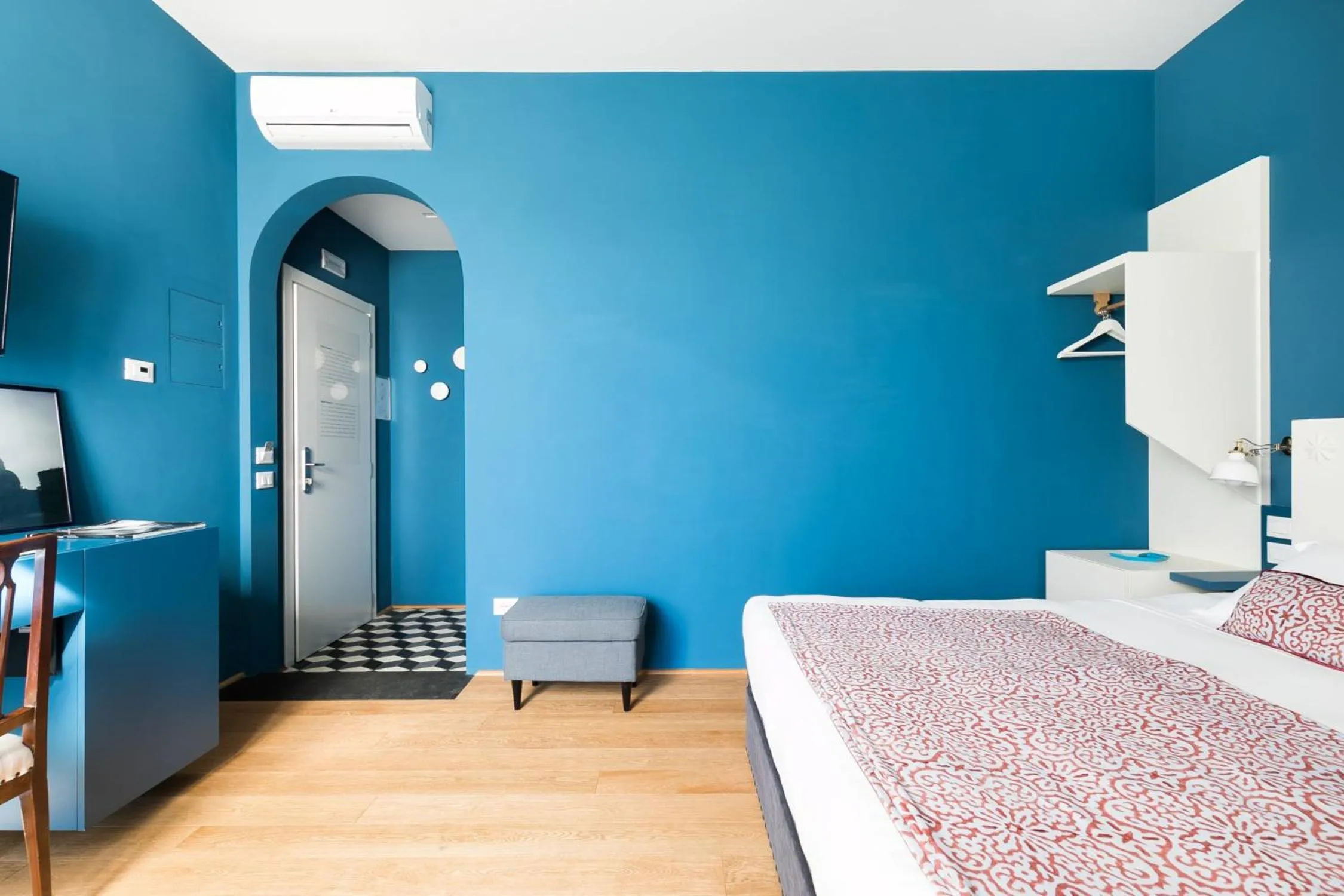 Photo of the whole room, Bed in Rarity Suites