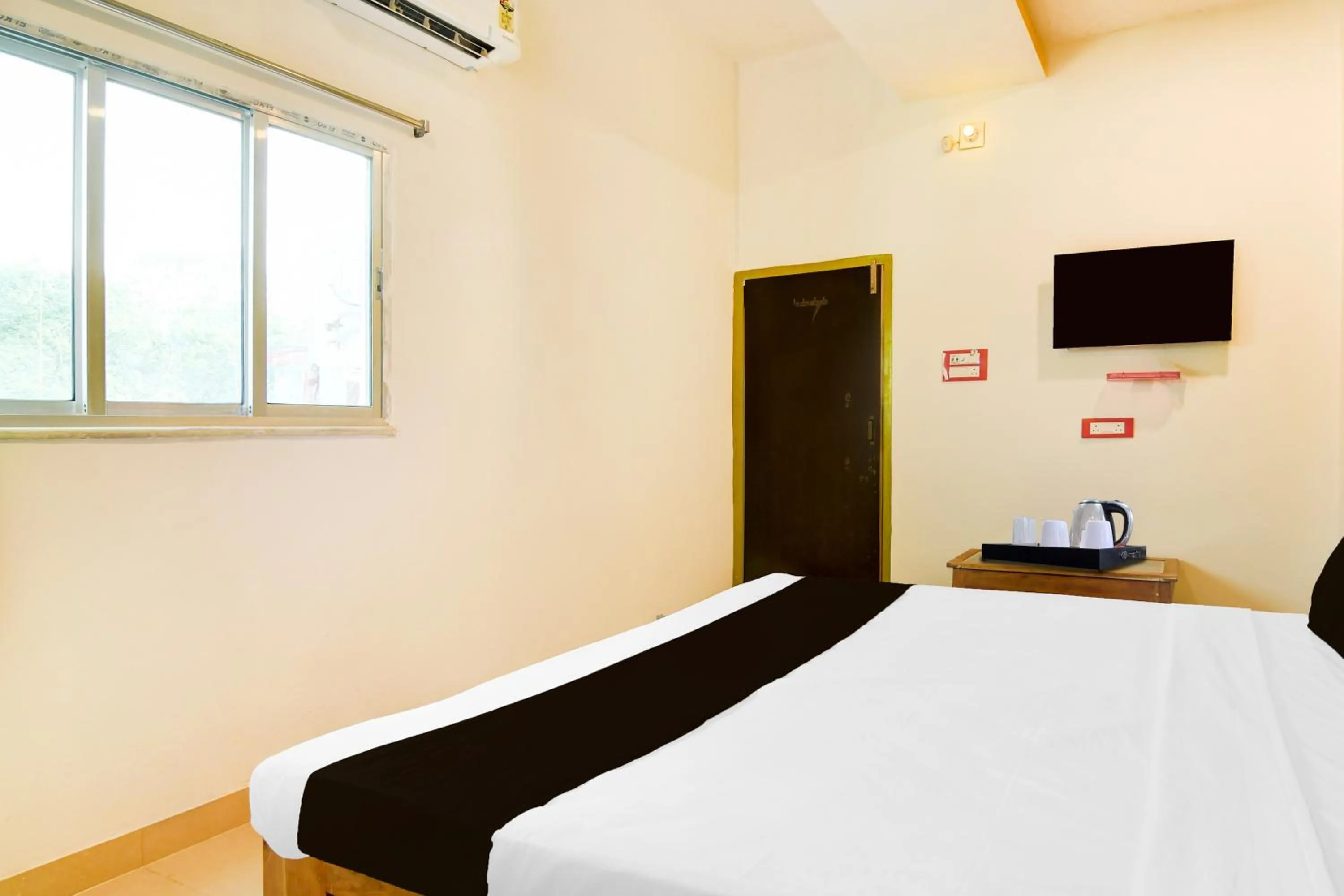 Bedroom, Bed in Hotel O Kolkata Padmapukur Lake