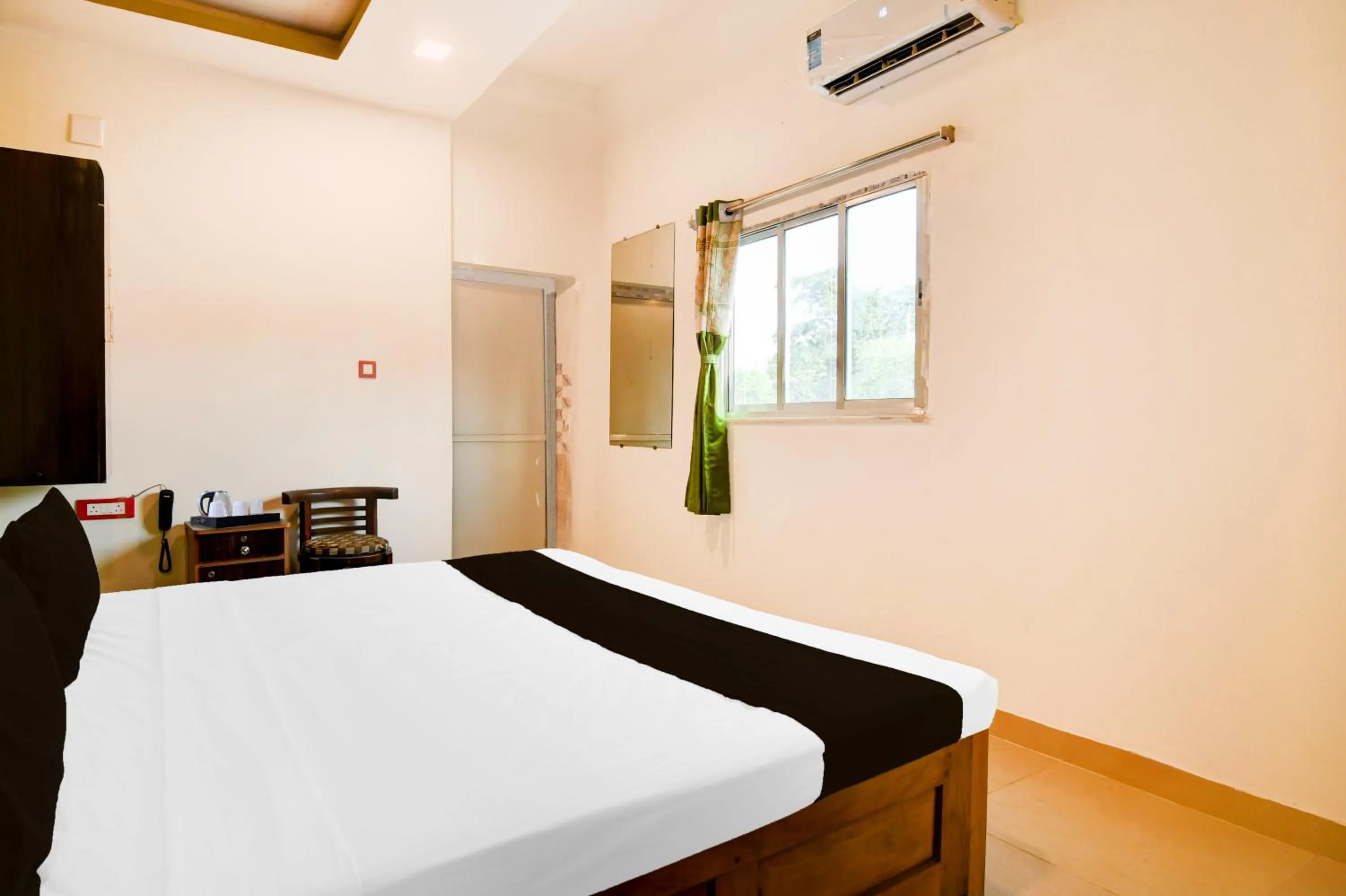 Bedroom, Bed in Hotel O Kolkata Padmapukur Lake