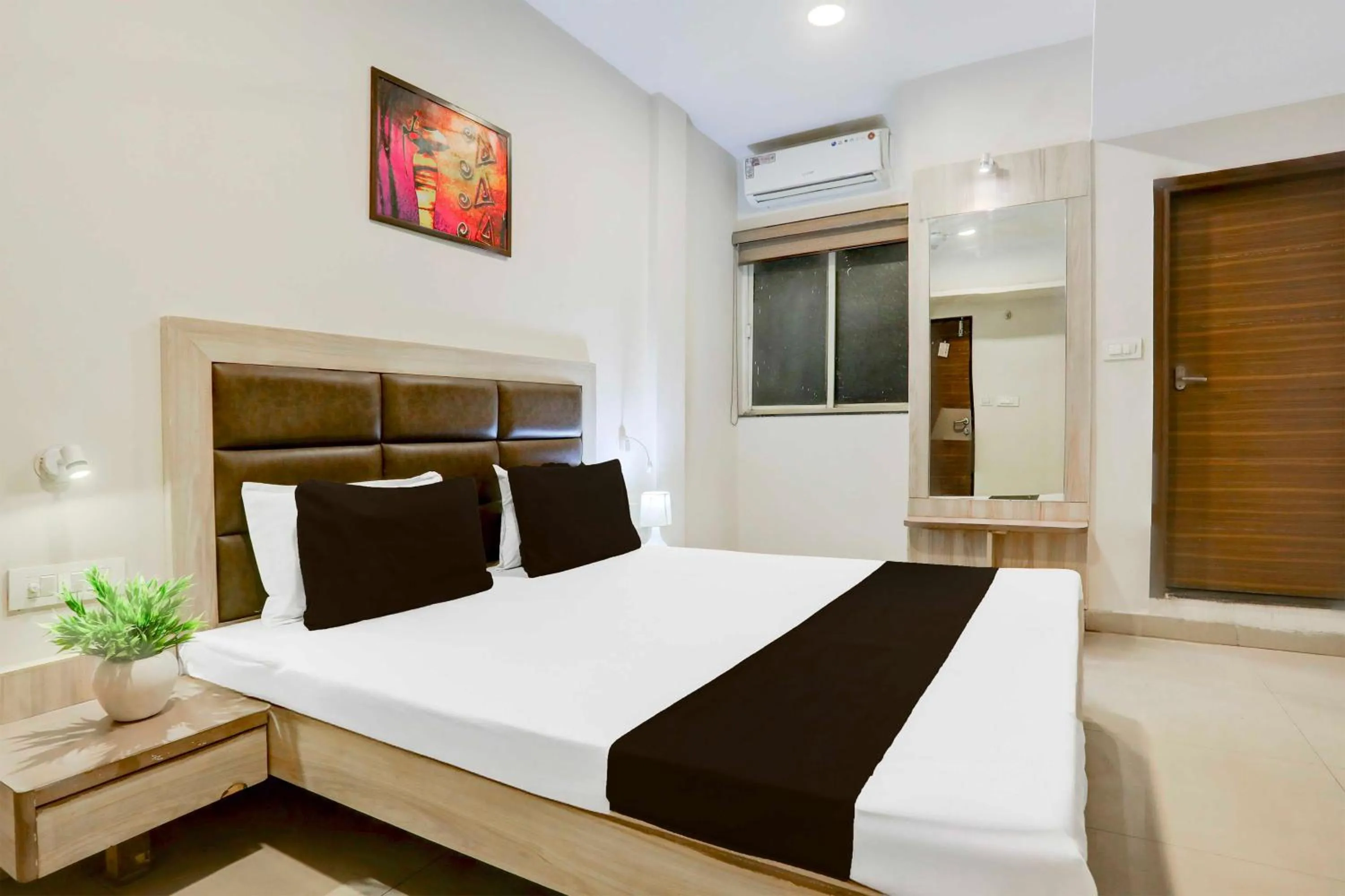 Hotel O Jiwaji Chowk Lashkar