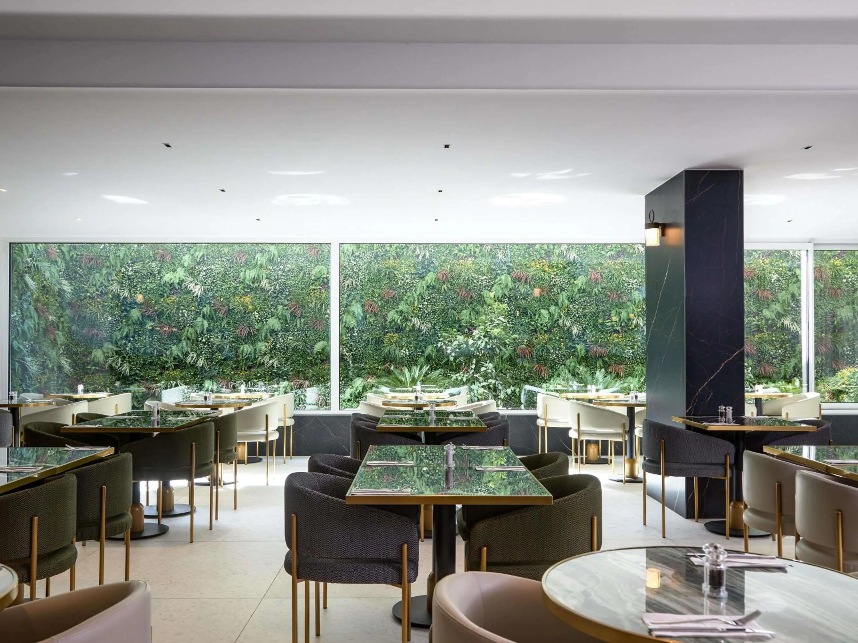 Restaurant/places to eat in Novotel Malta Sliema