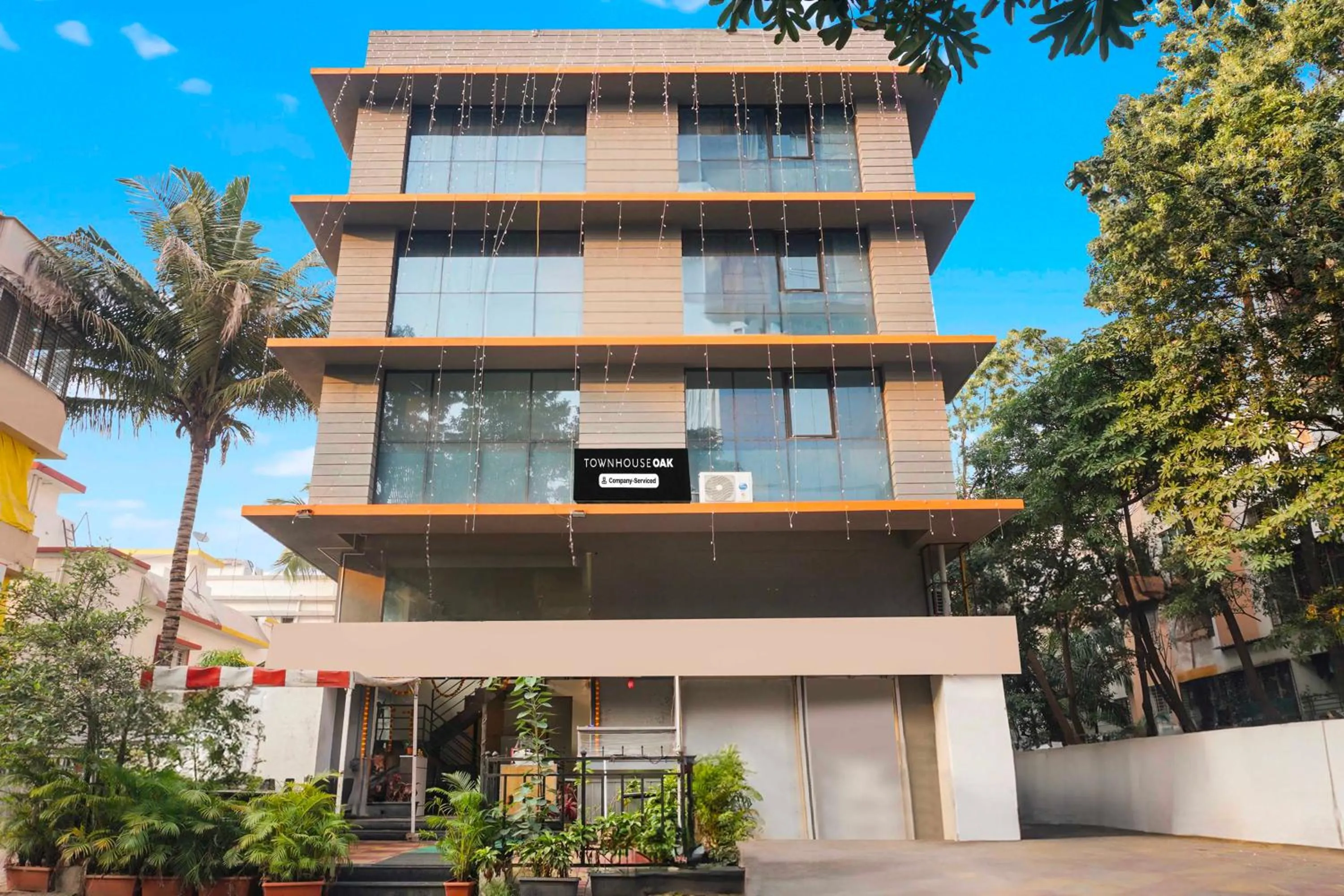 Facade/entrance in Townhouse Oak Hadapsar Sahyadri Hospital