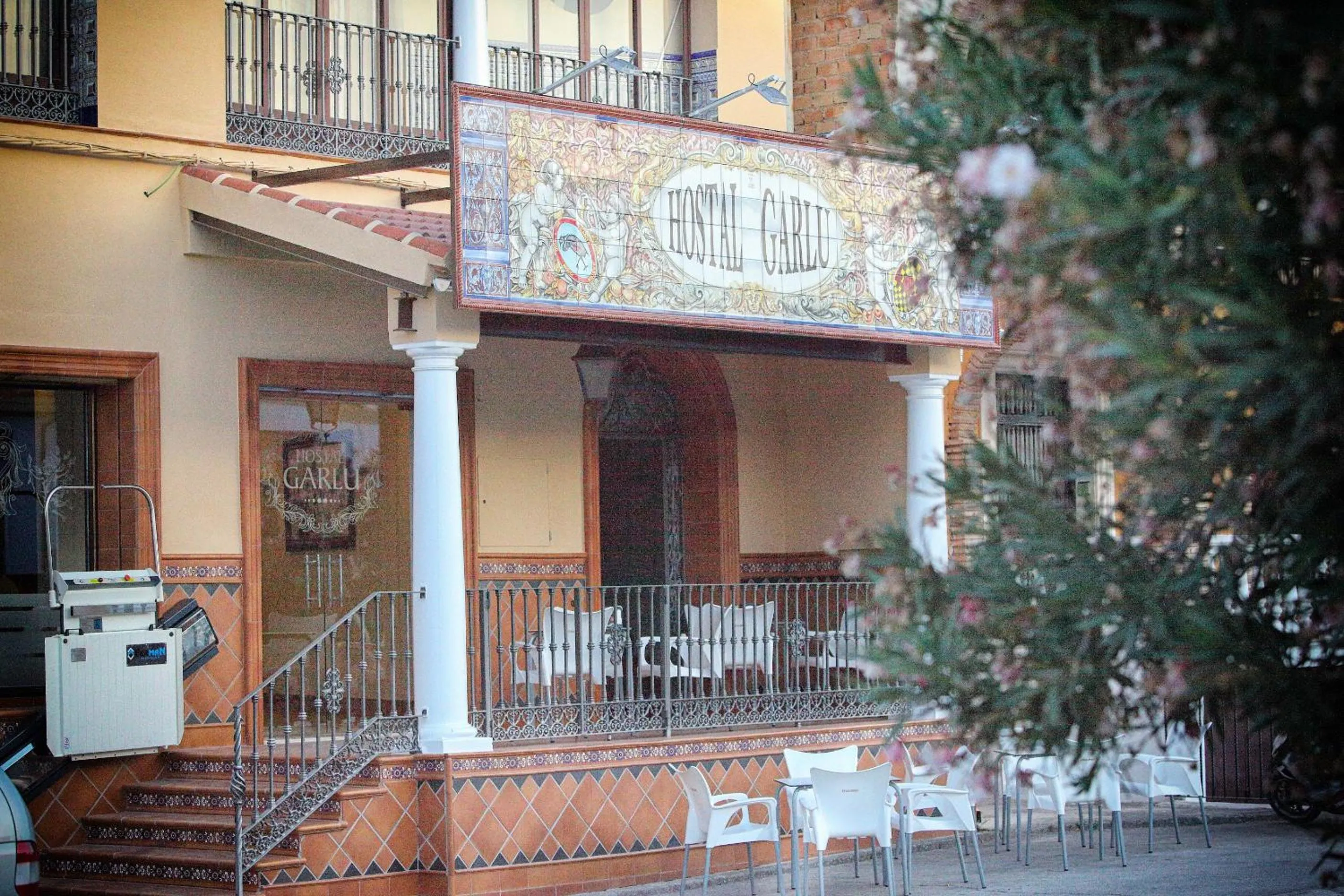 Facade/entrance in Hostal Garlu