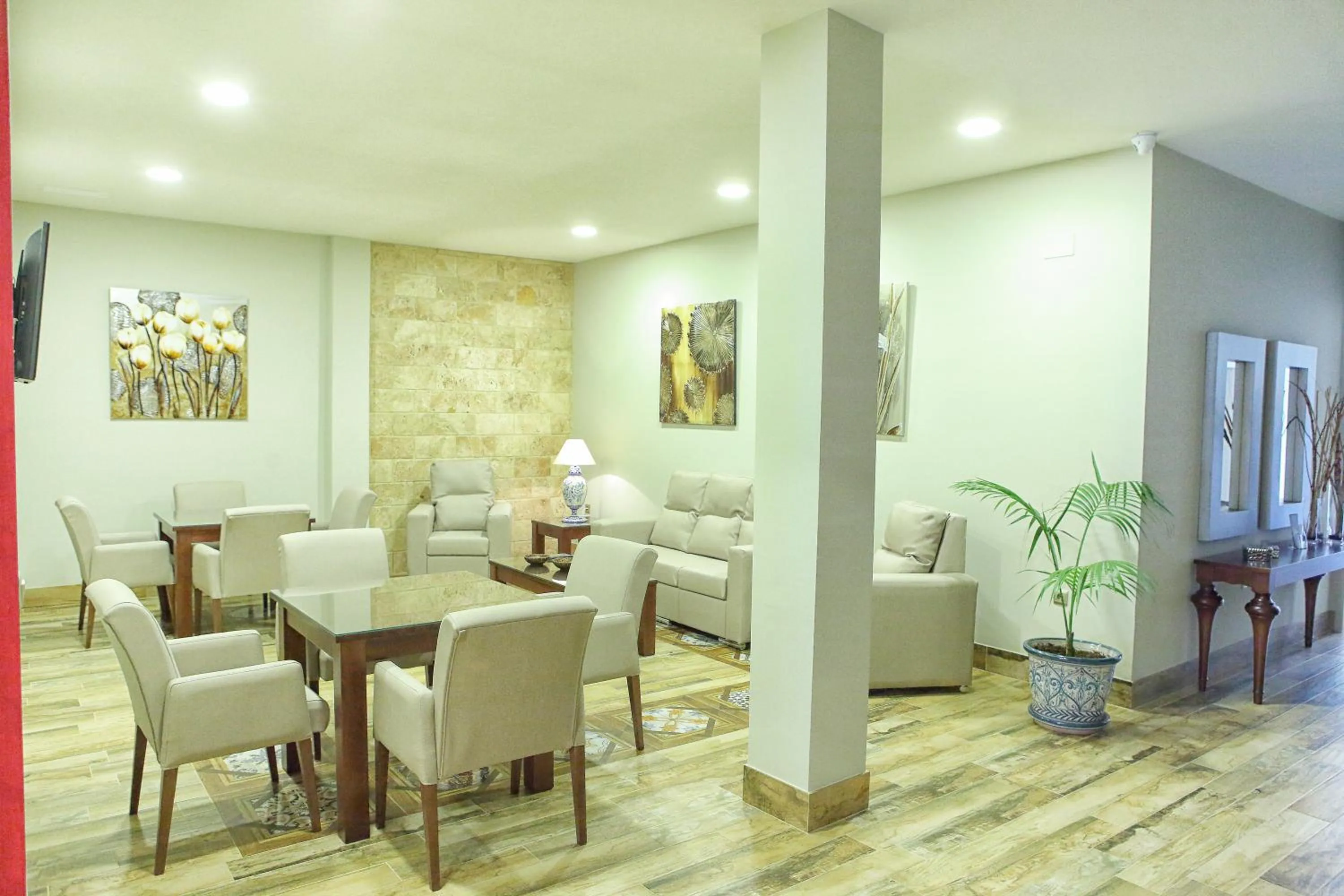 Communal lounge/ TV room in Hostal Garlu