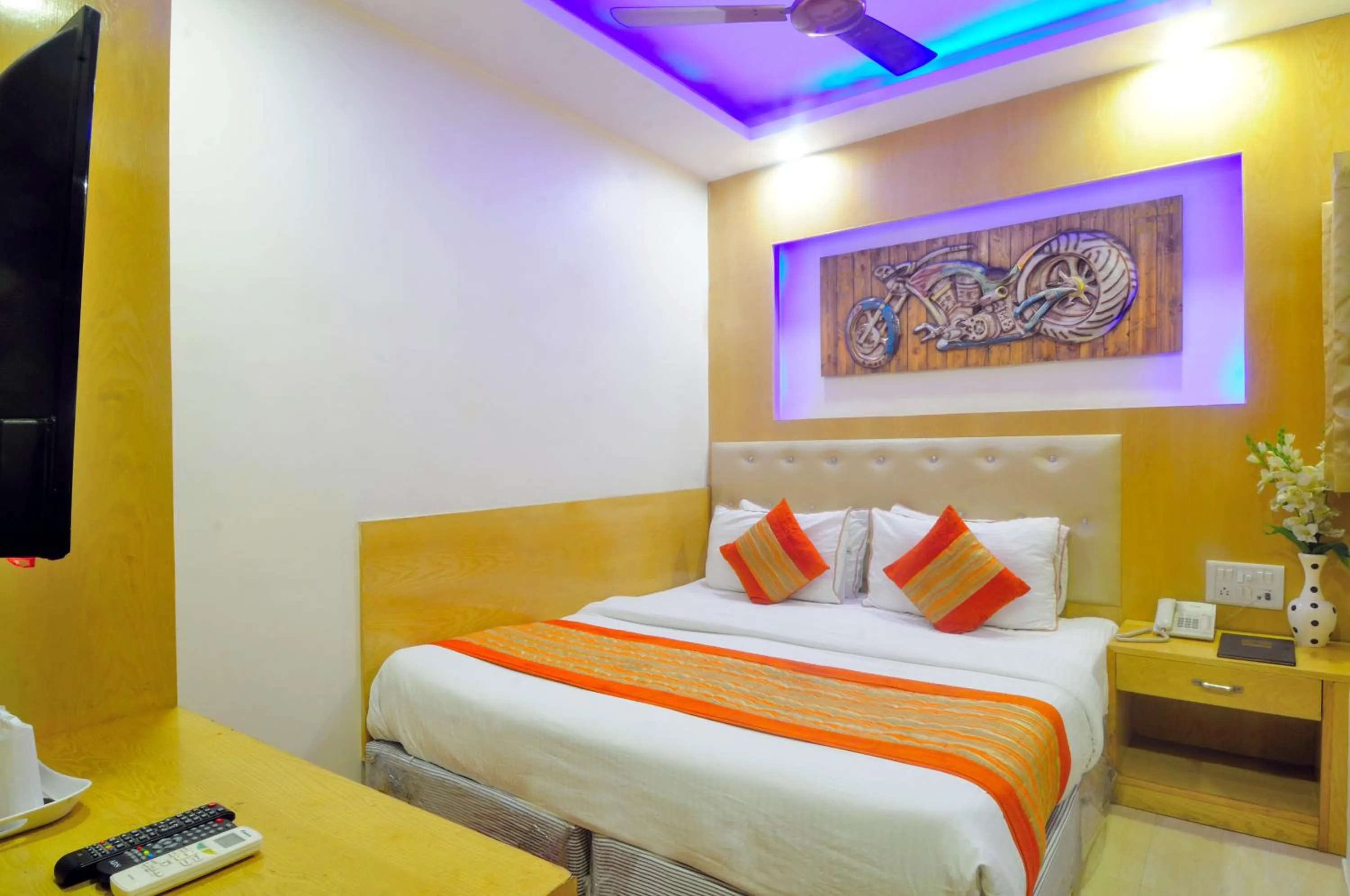 View (from property/room), Bed in Hotel Prince Palace Deluxe - New Delhi