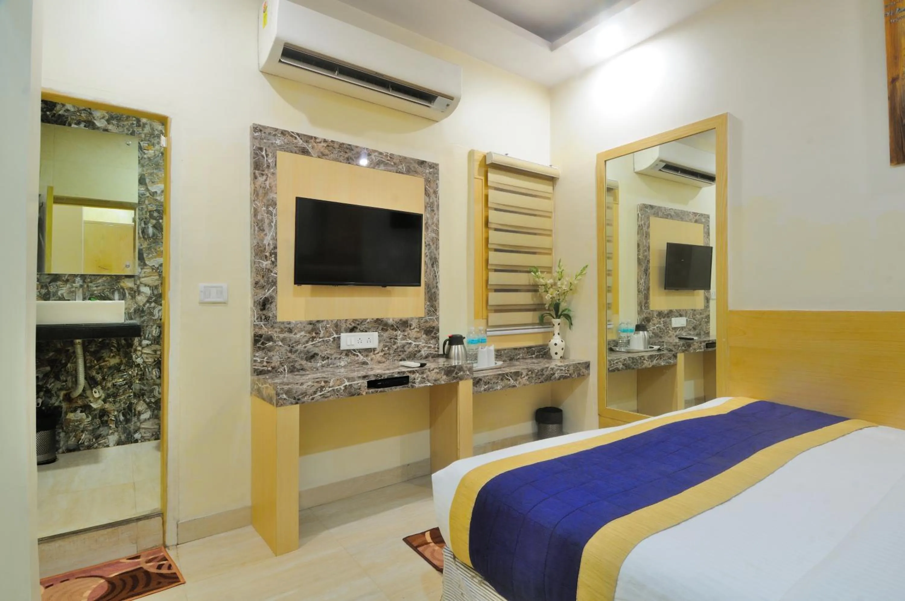 TV and multimedia, Bed in Hotel Prince Palace Deluxe - New Delhi