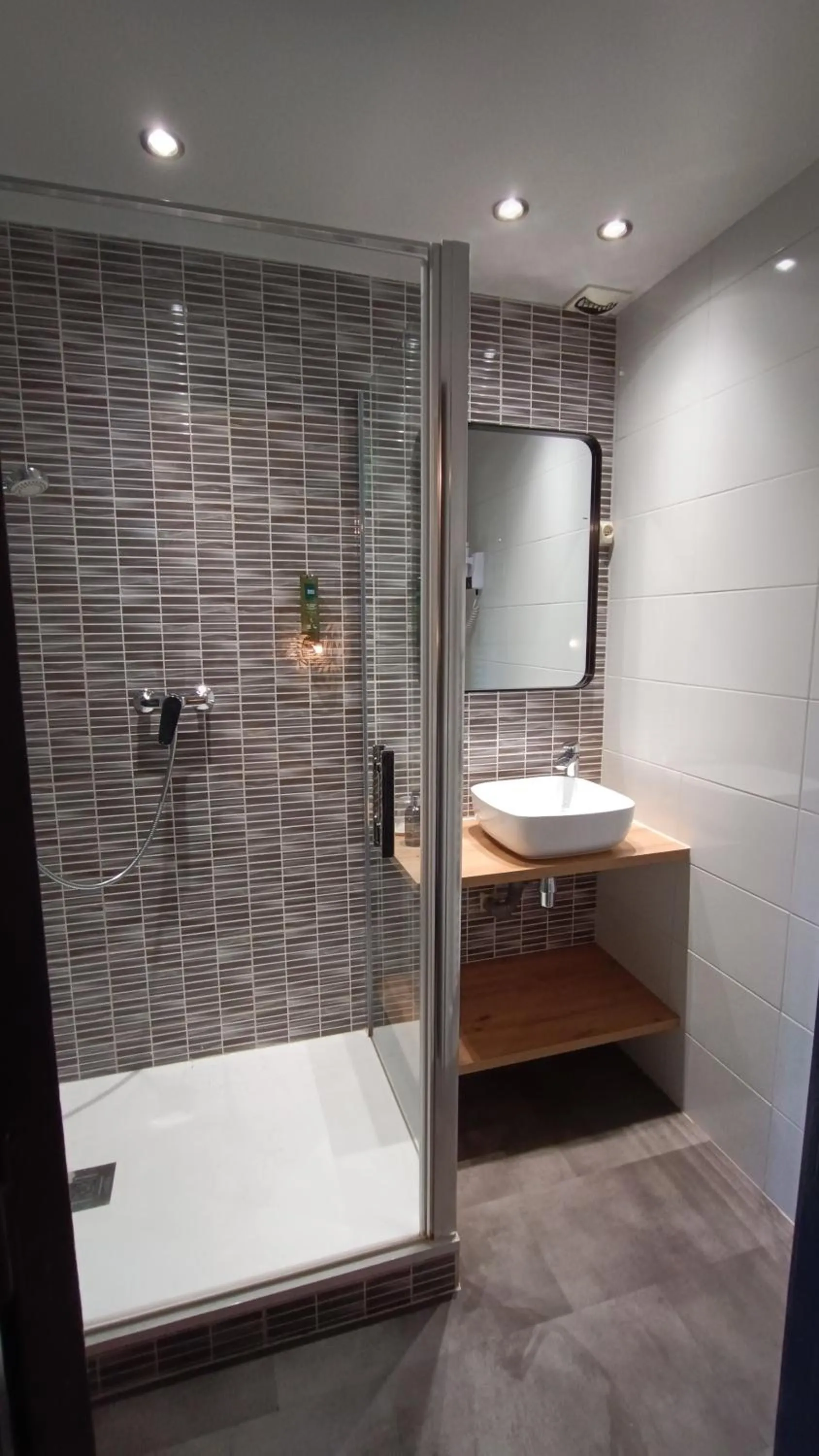 Shower in Hôtel Restaurant Logis La Méridienne