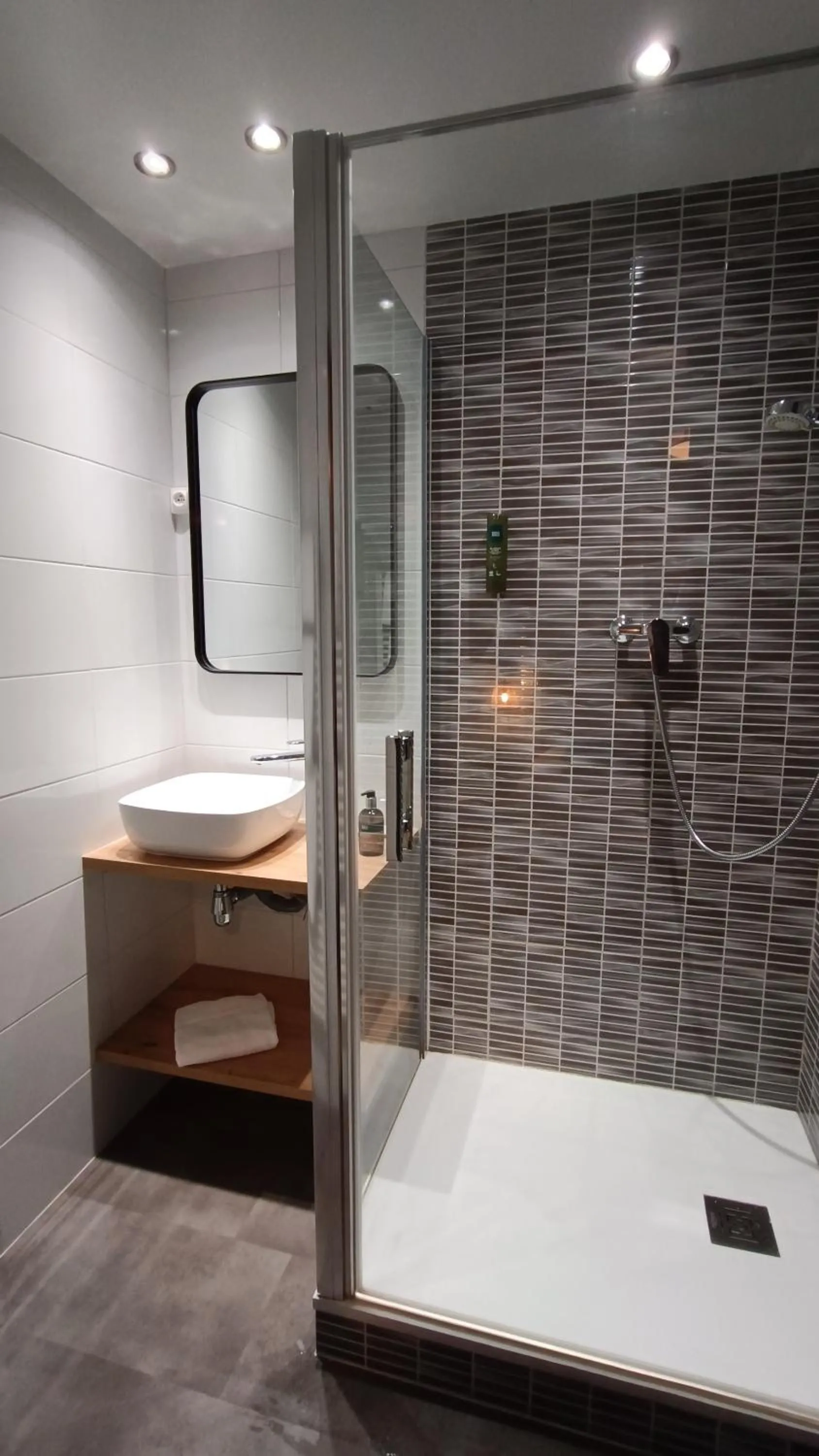 Shower in Hôtel Restaurant Logis La Méridienne