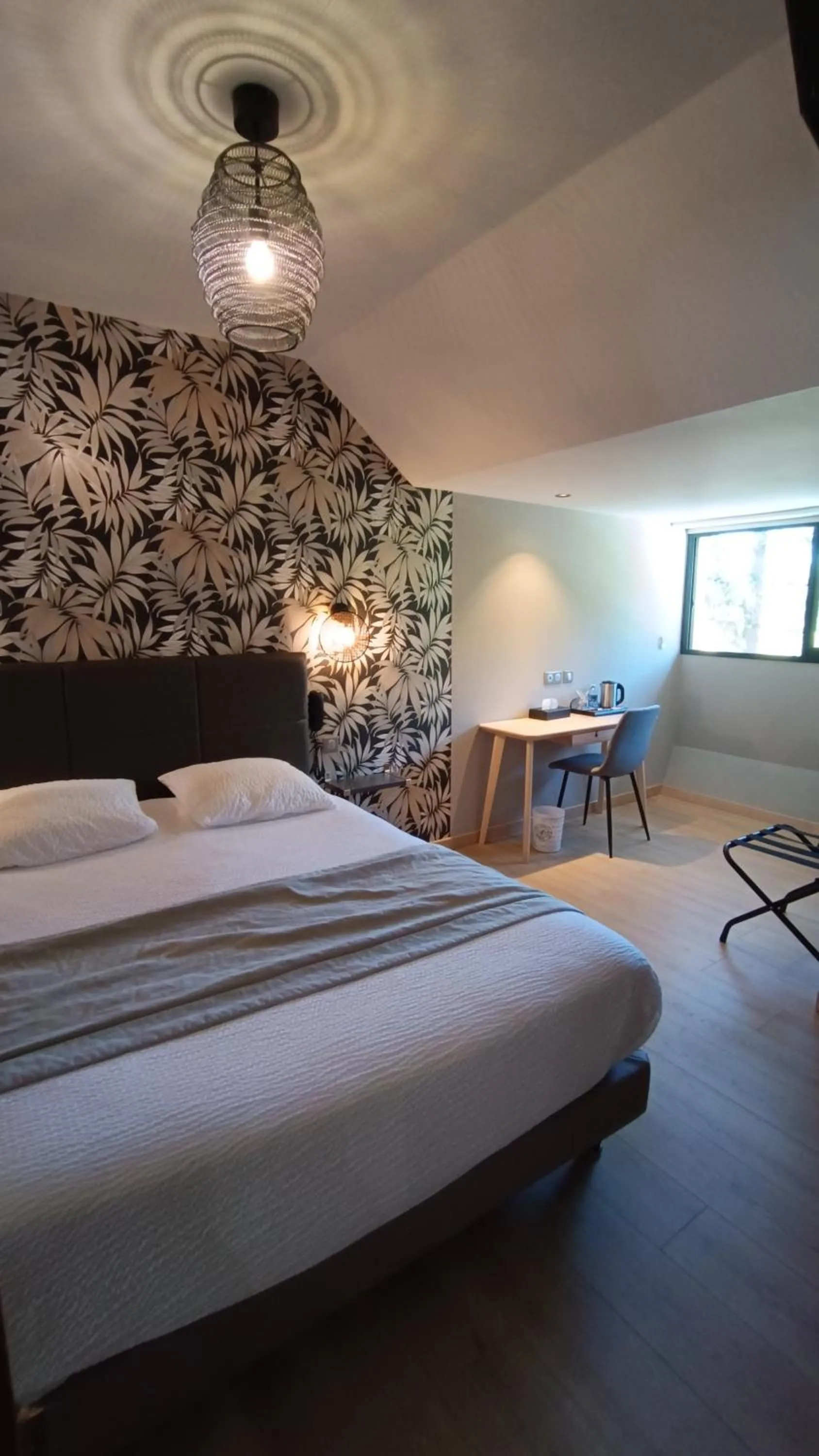 Photo of the whole room, Bed in Hôtel Restaurant Logis La Méridienne