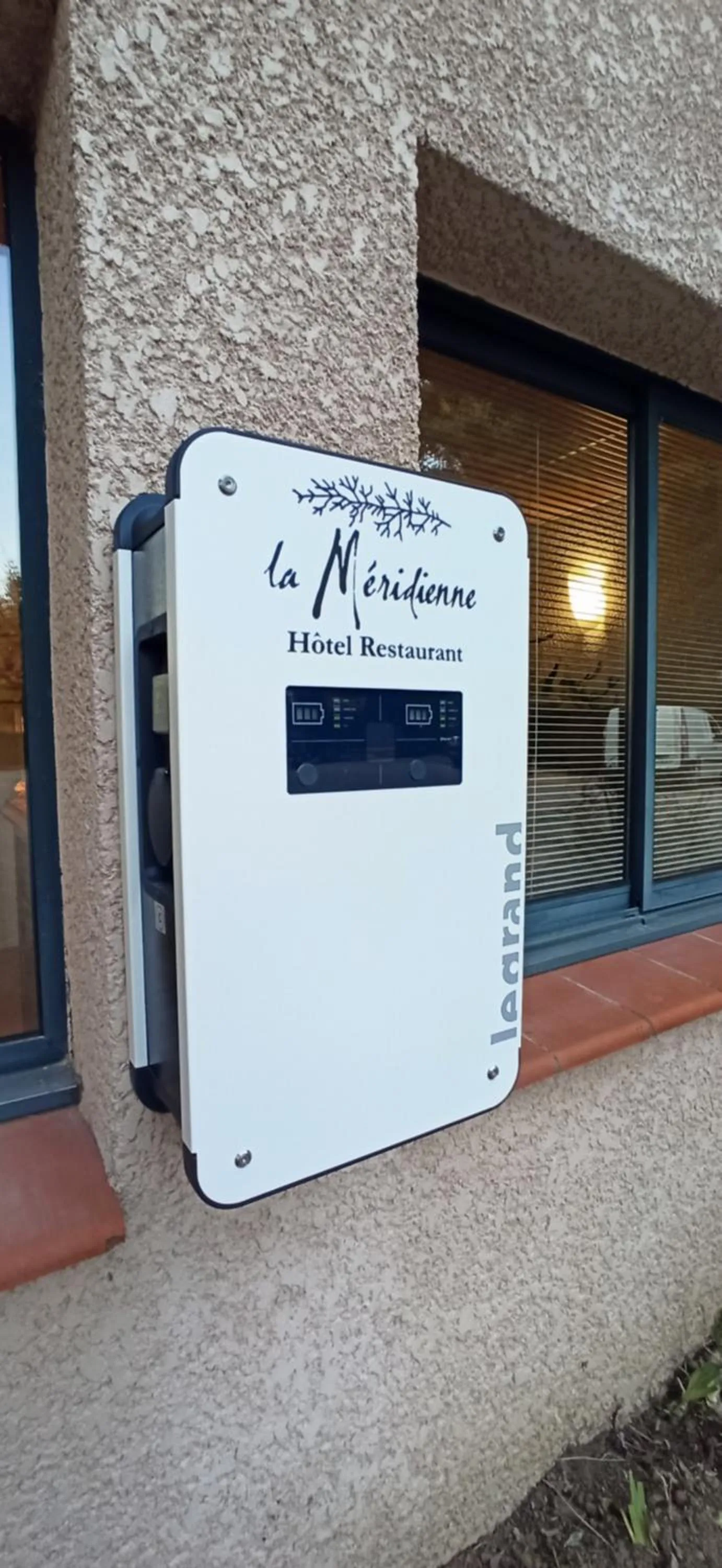 Parking in Hôtel Restaurant Logis La Méridienne