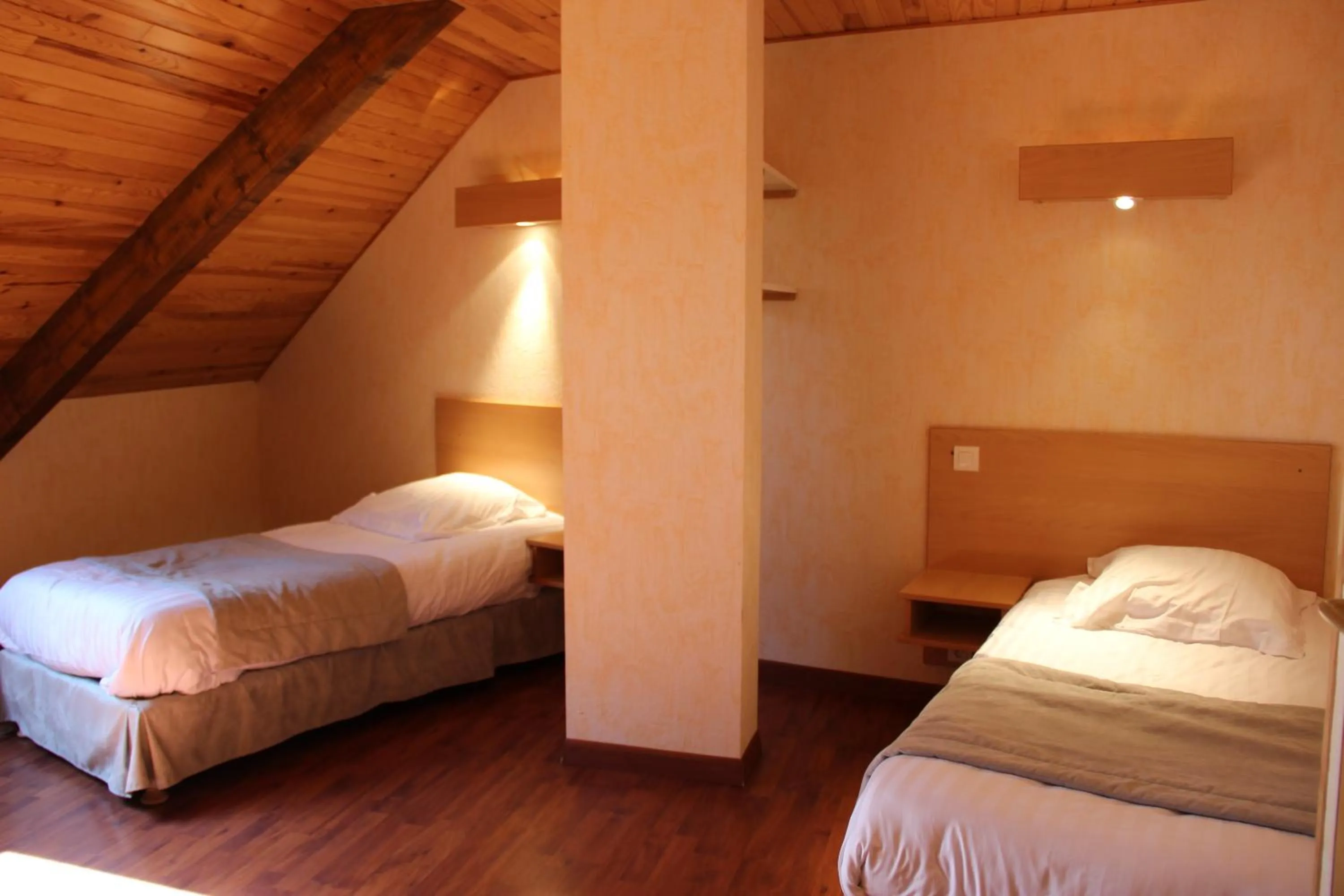 bunk bed, Bed in Hôtel Restaurant Logis La Méridienne