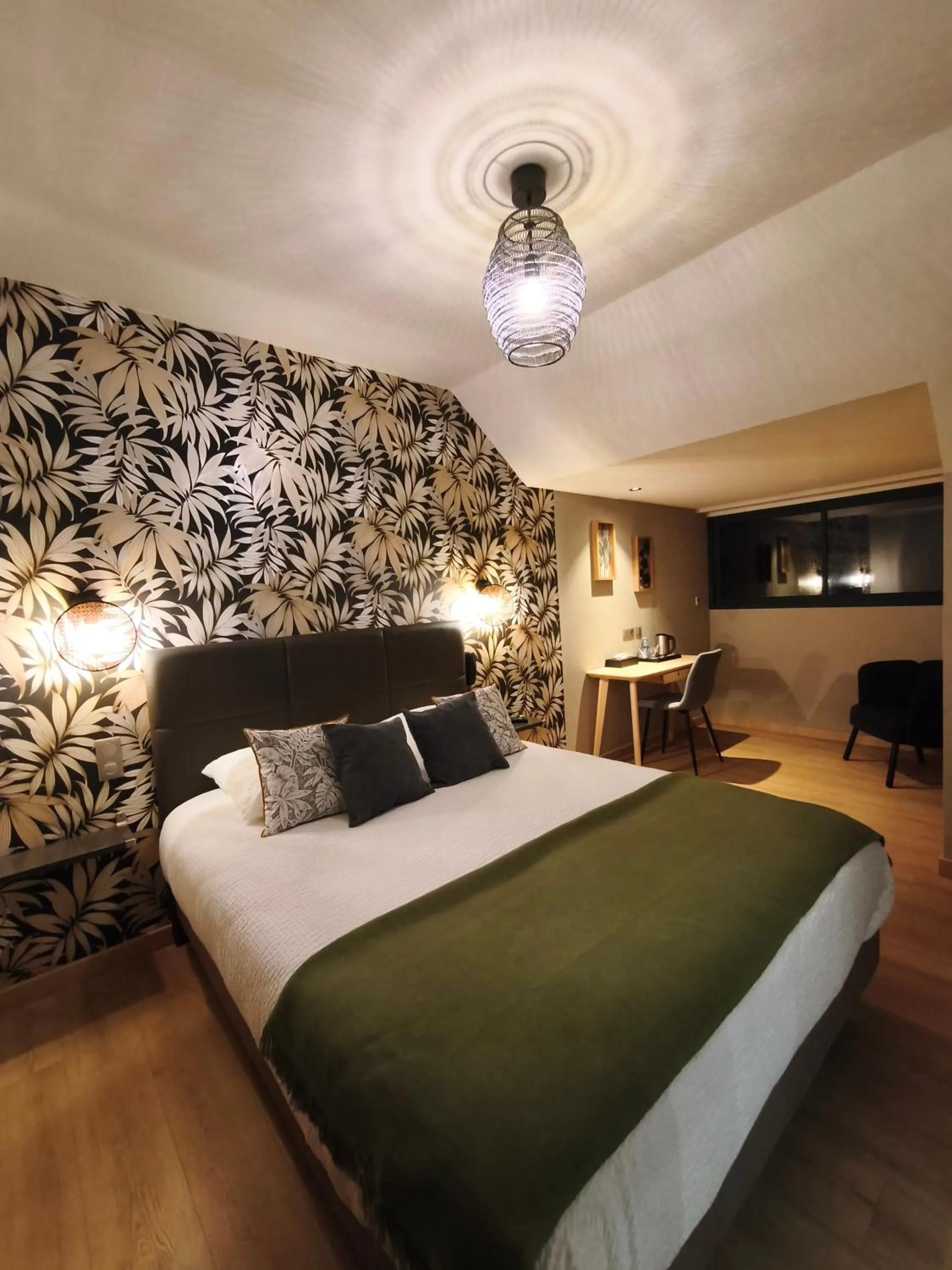 Photo of the whole room, Bed in Hôtel Restaurant Logis La Méridienne