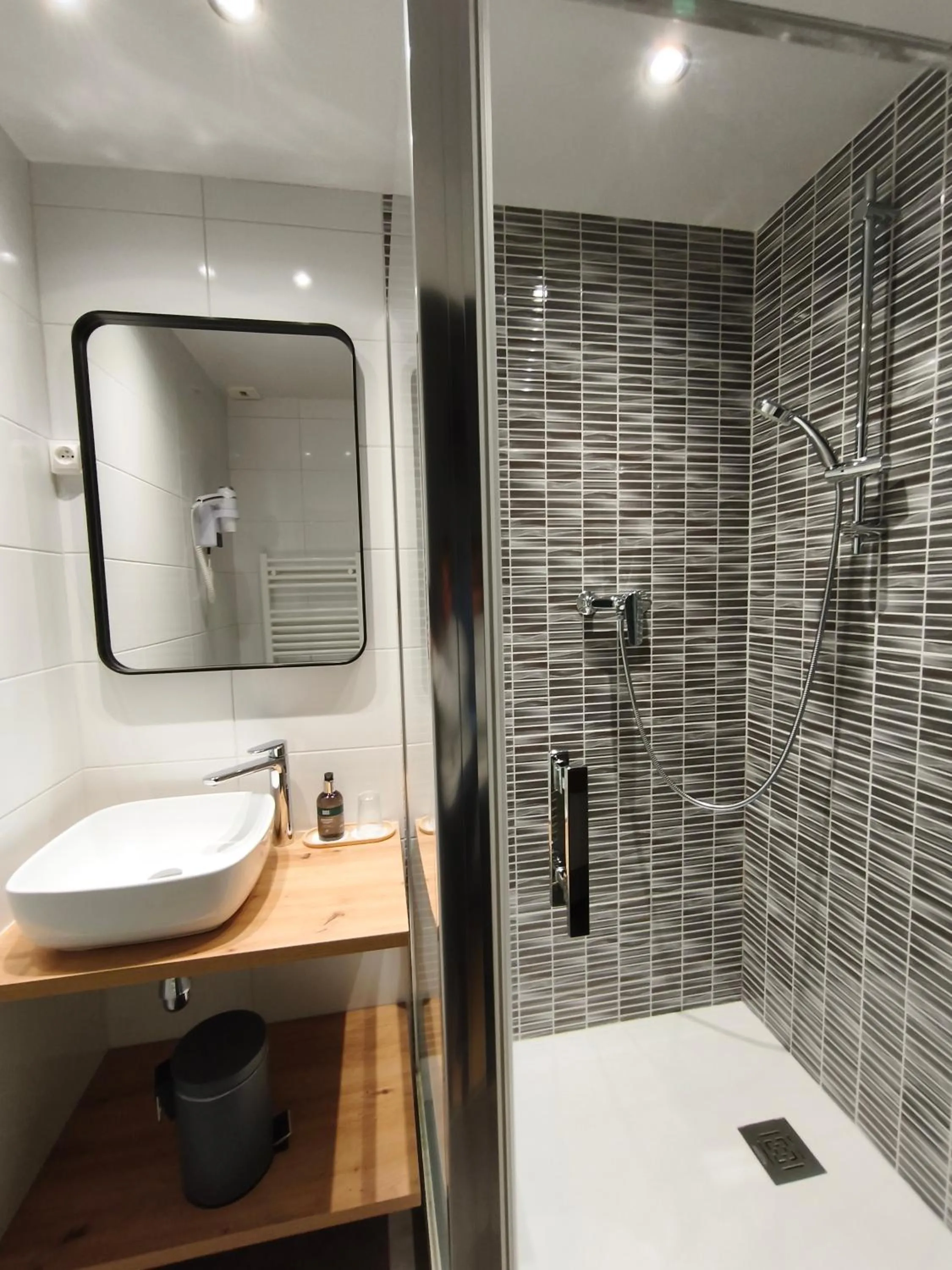 Shower in Hôtel Restaurant Logis La Méridienne