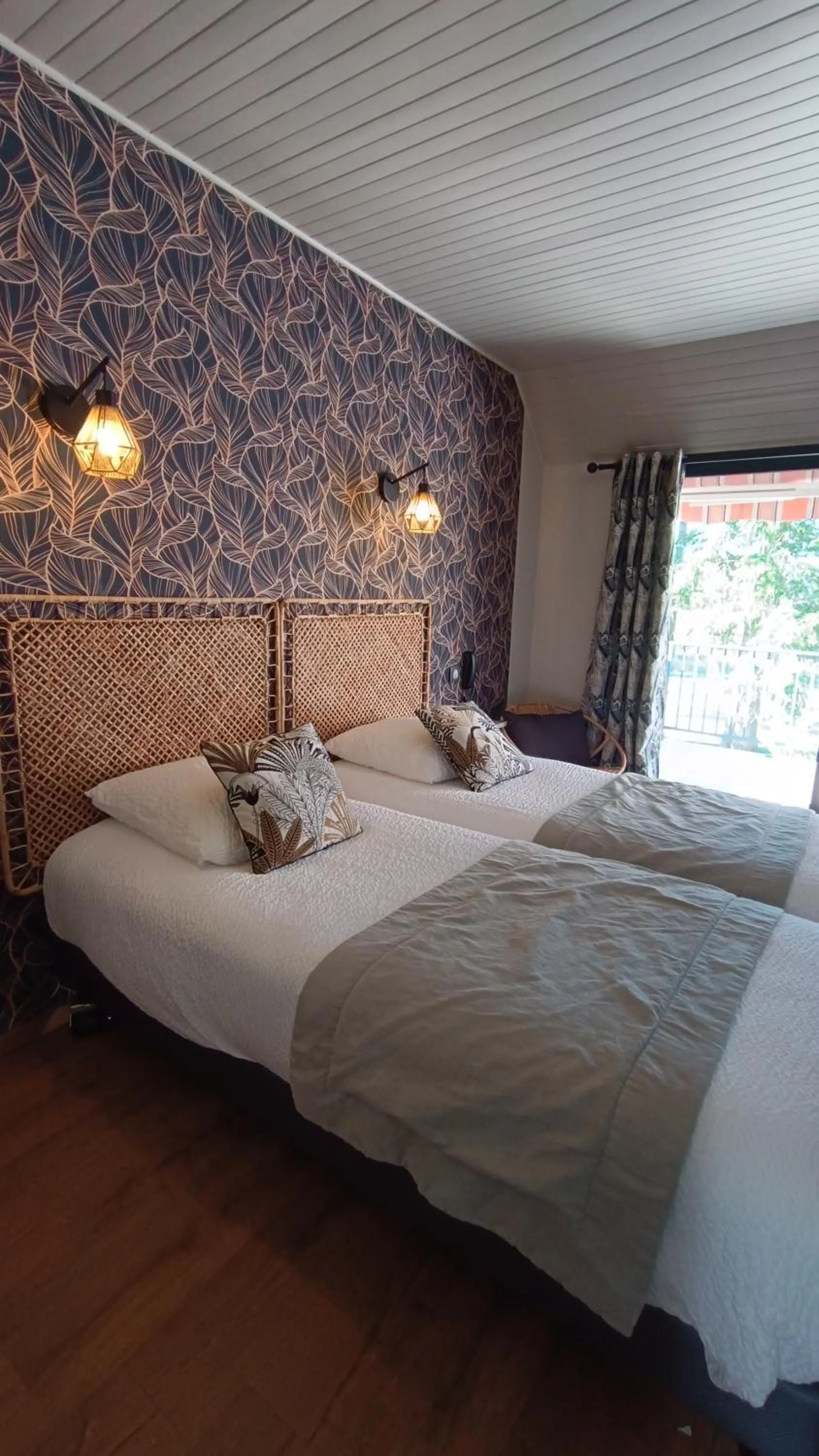 Photo of the whole room, Bed in Hôtel Restaurant Logis La Méridienne