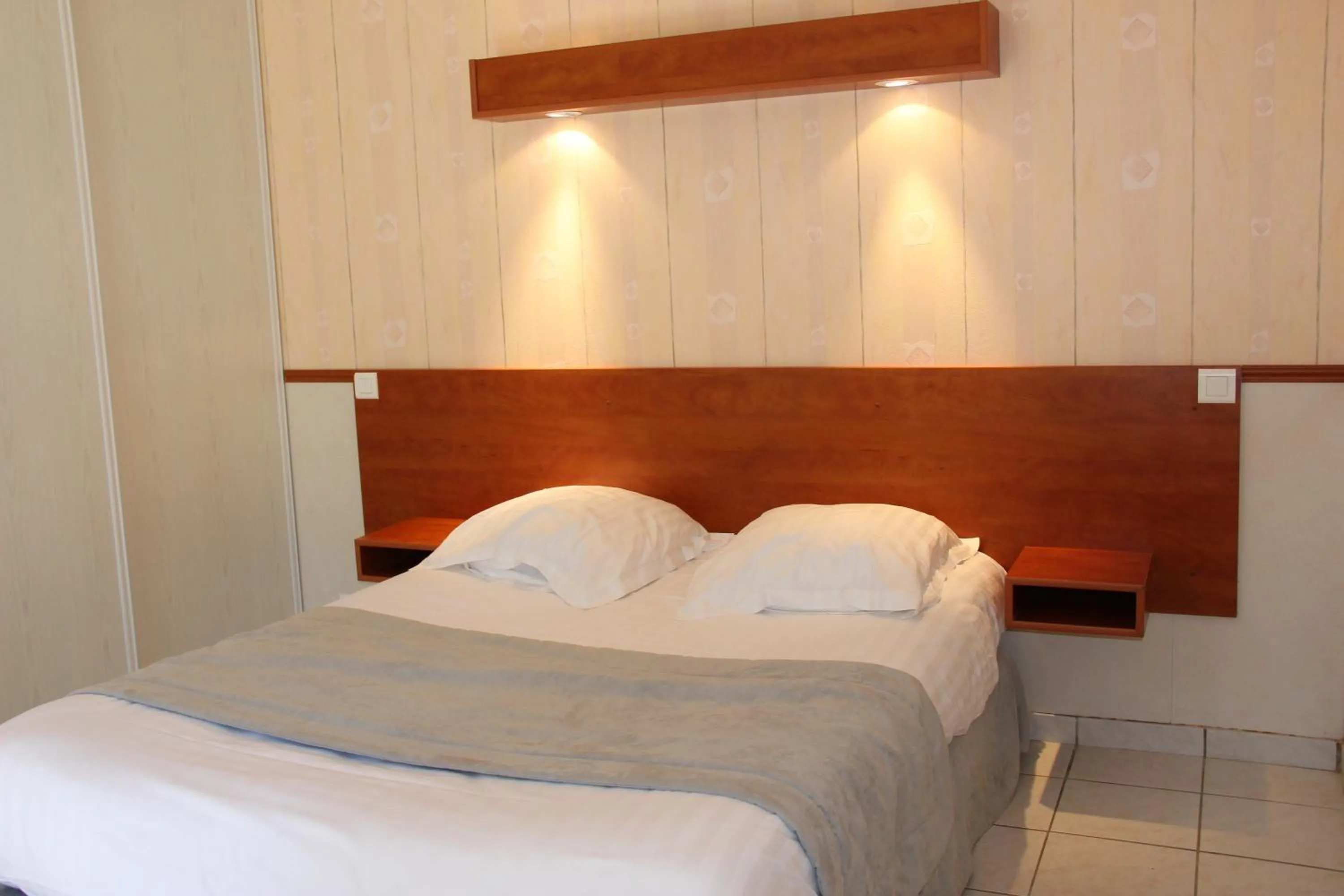 Bed in Hôtel Restaurant Logis La Méridienne