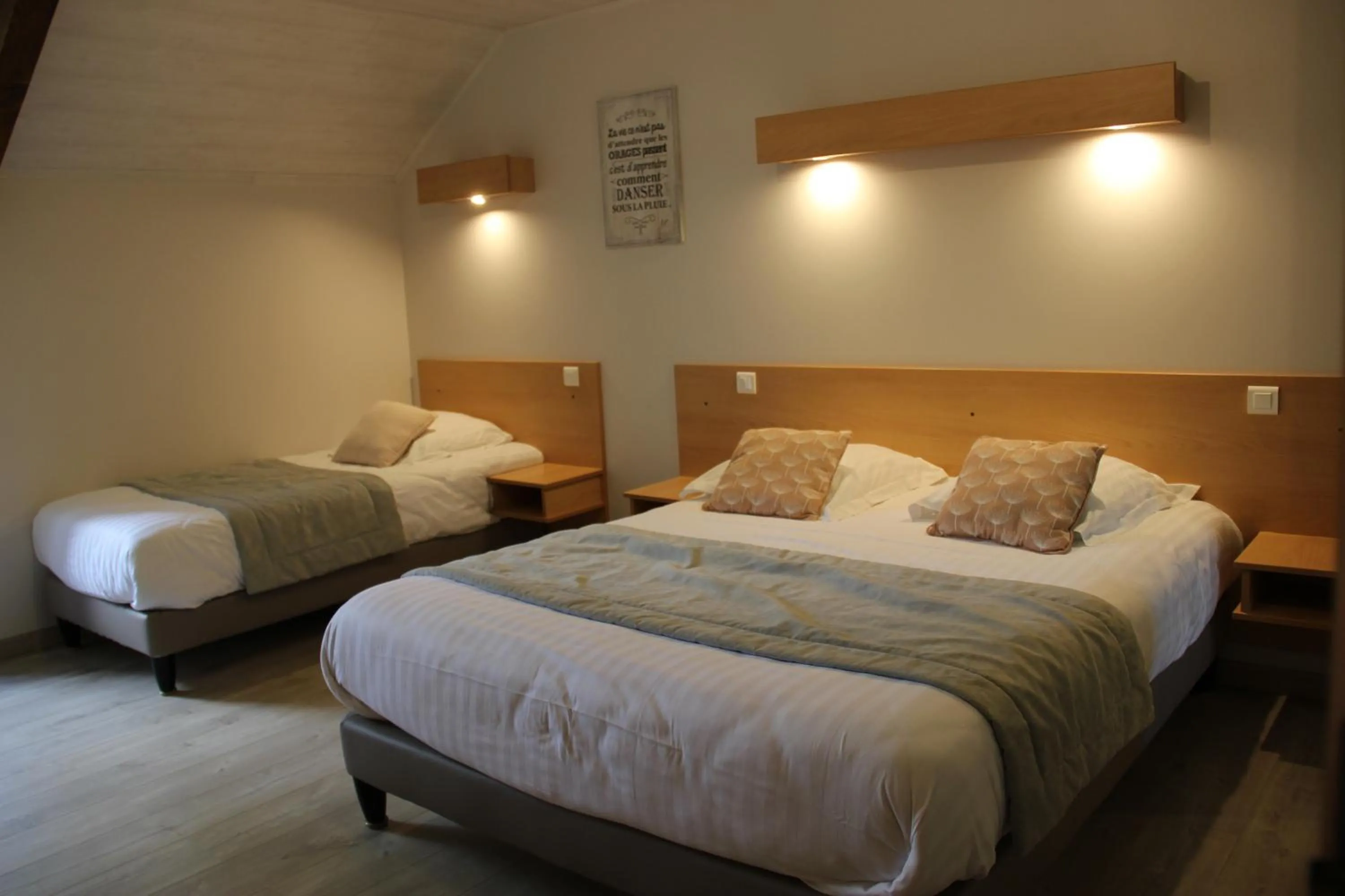 Guests, Bed in Hôtel Restaurant Logis La Méridienne