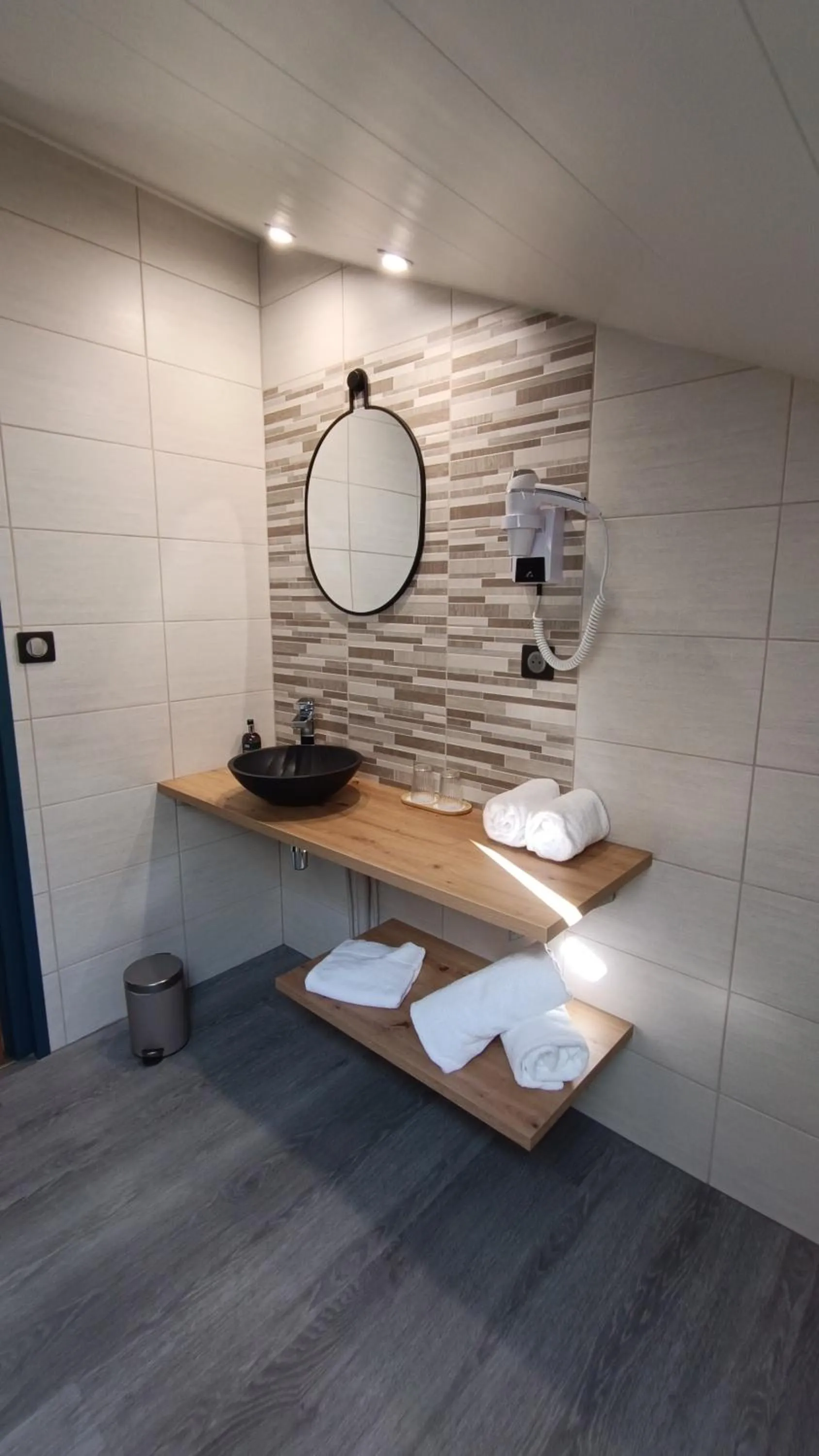 Bathroom in Hôtel Restaurant Logis La Méridienne