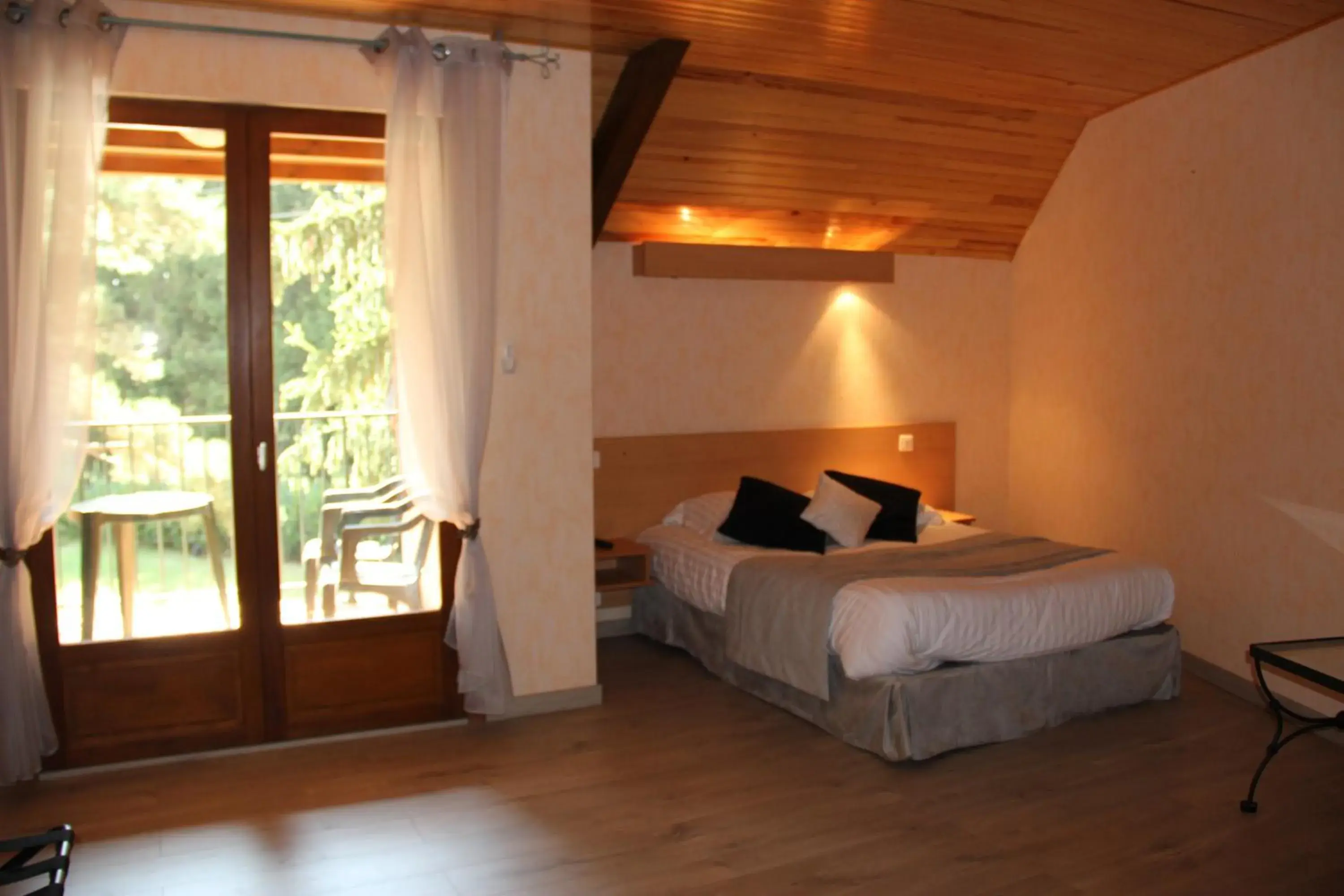 Quadruple Room with Balcony in Hôtel Restaurant Logis La Méridienne Quadruple Room with Balcony in Hôtel Restaurant Logis La Méridienne