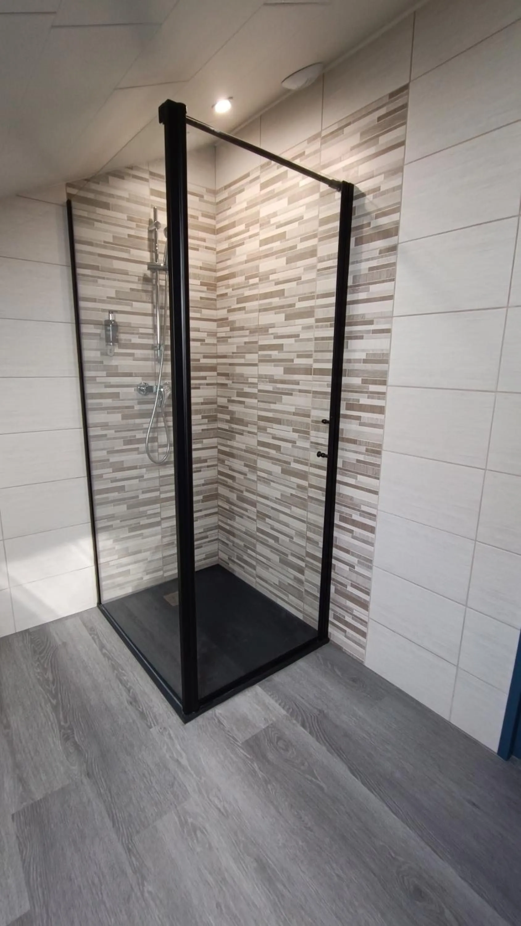 Shower in Hôtel Restaurant Logis La Méridienne