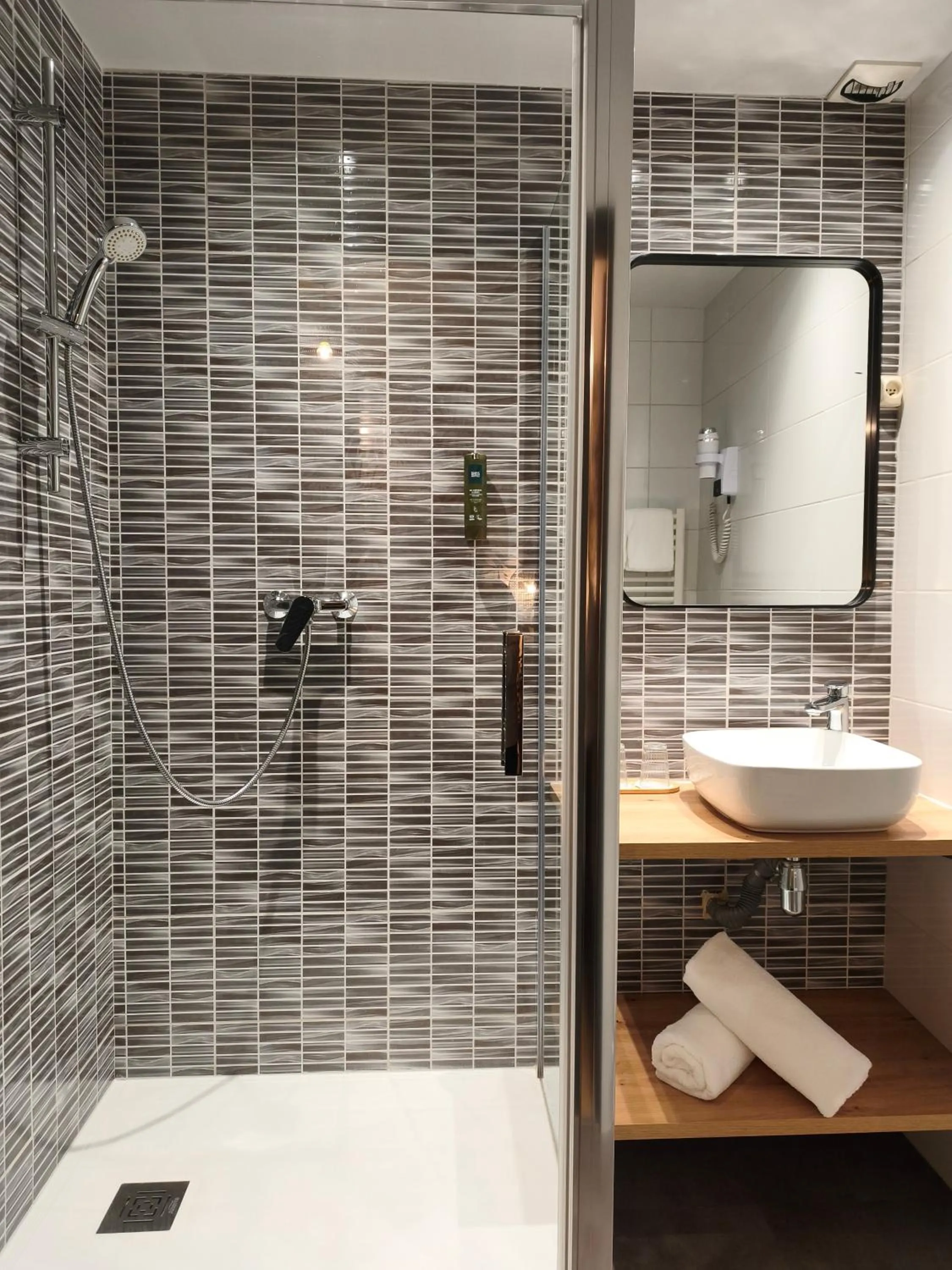 Shower in Hôtel Restaurant Logis La Méridienne