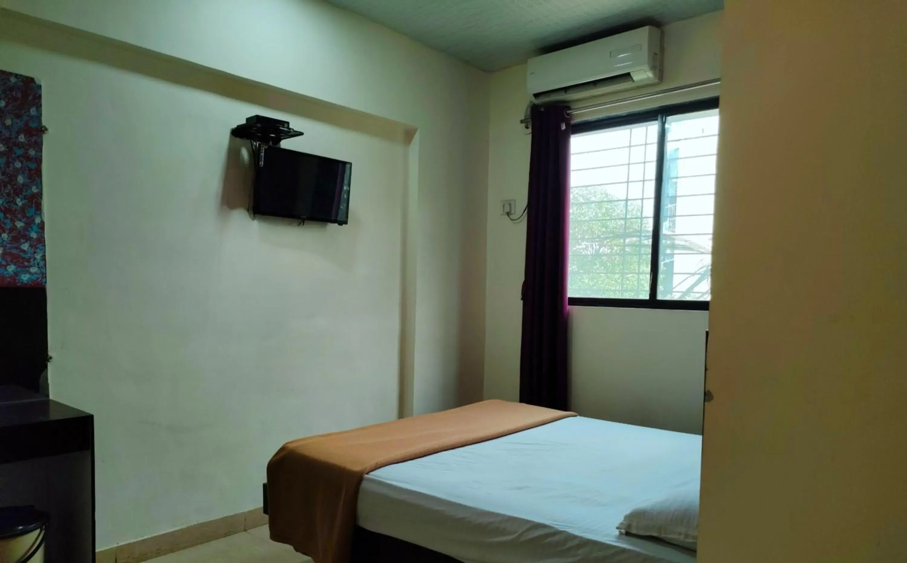 Deluxe Room in Hotel mahalaxmi Deluxe Room in Hotel mahalaxmi