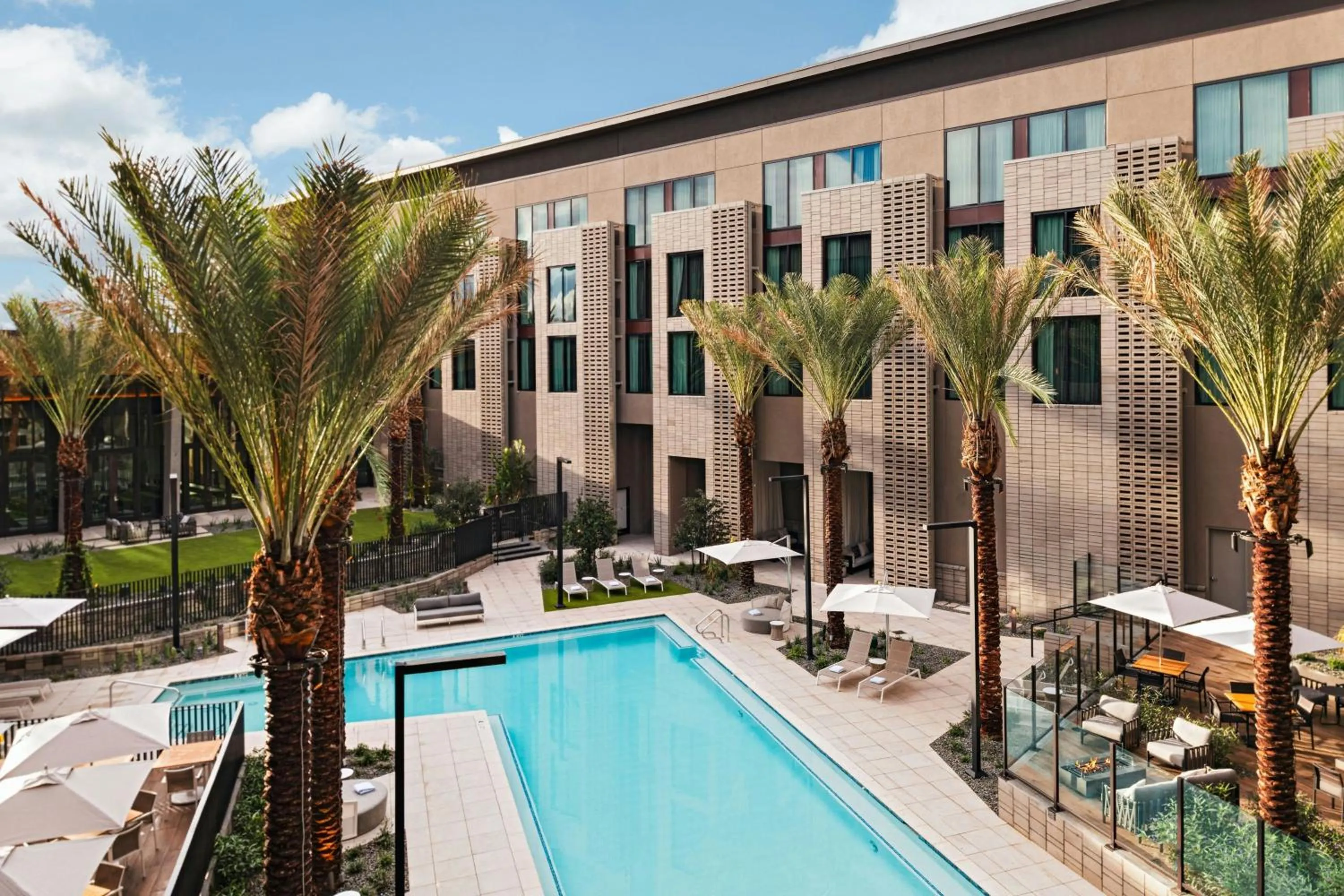 Swimming pool in Element Phoenix North Norterra