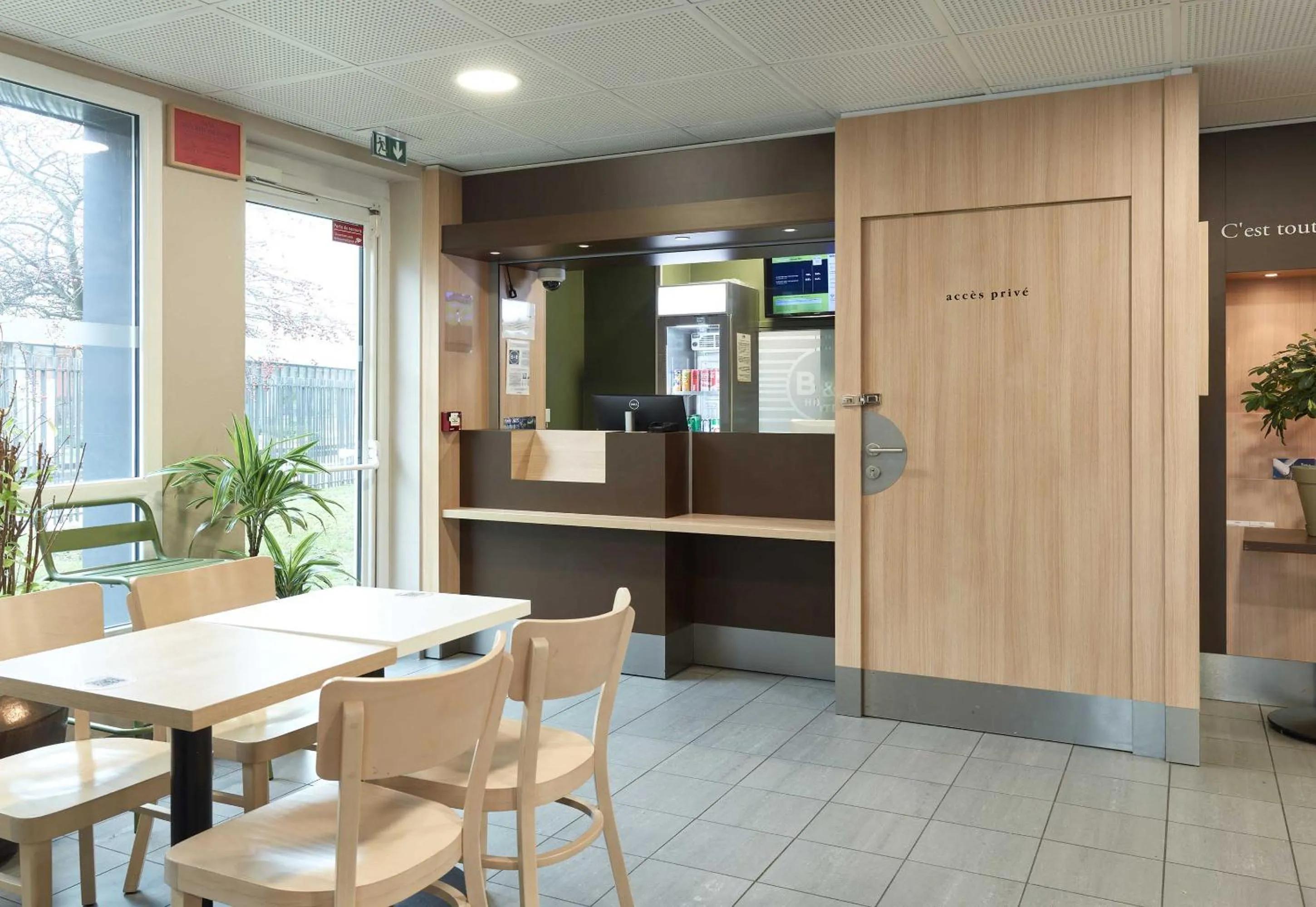 Restaurant/places to eat in B&B HOTEL Orly Chevilly Marché International