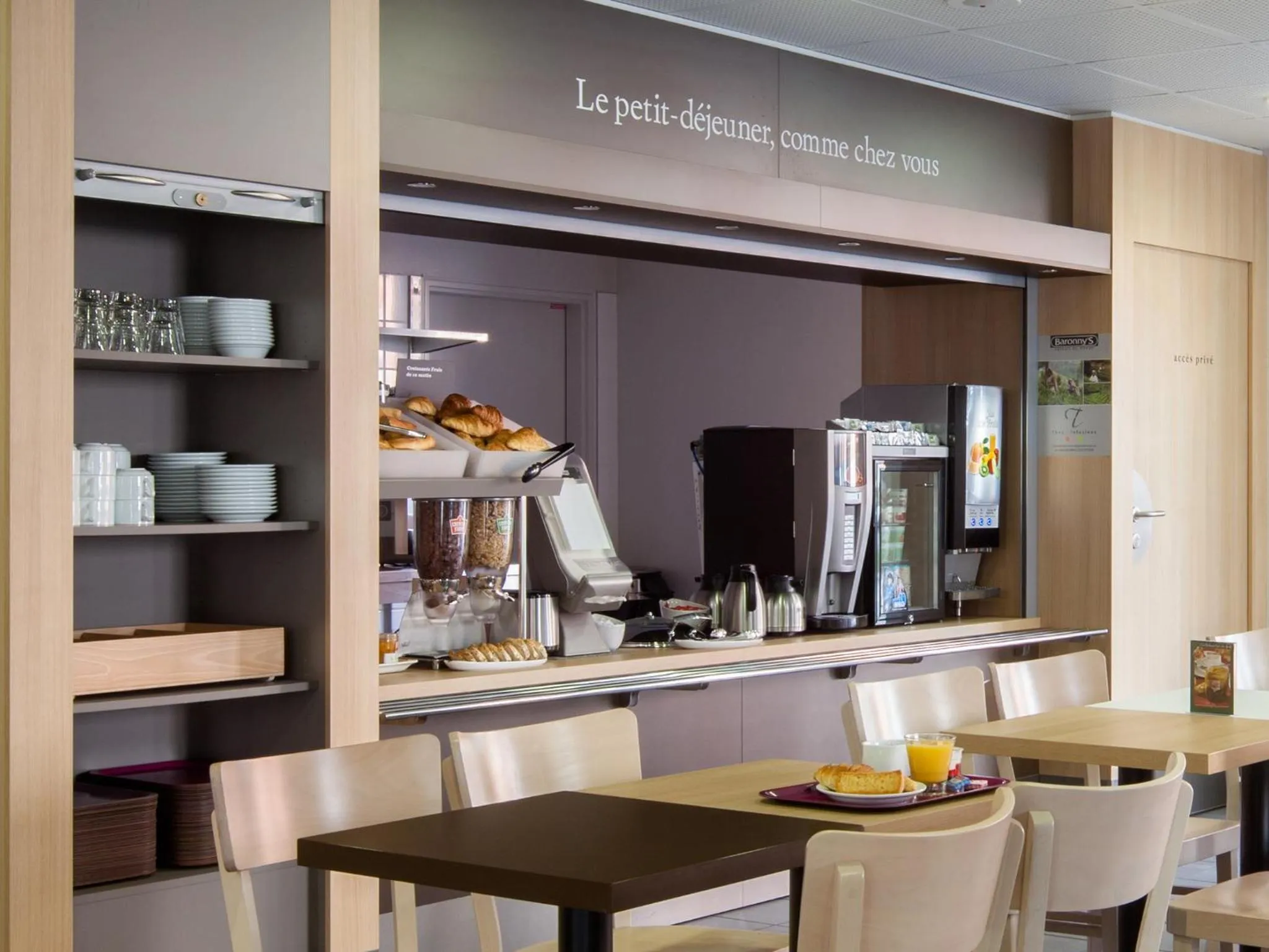 Restaurant/places to eat in B&B HOTEL Orly Chevilly Marché International