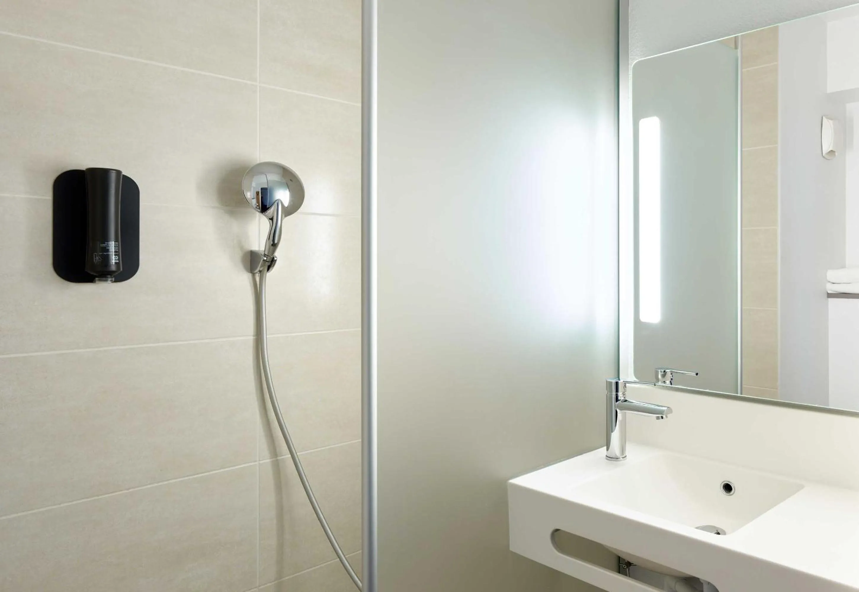 Bathroom in B&B HOTEL Orly Chevilly Marché International