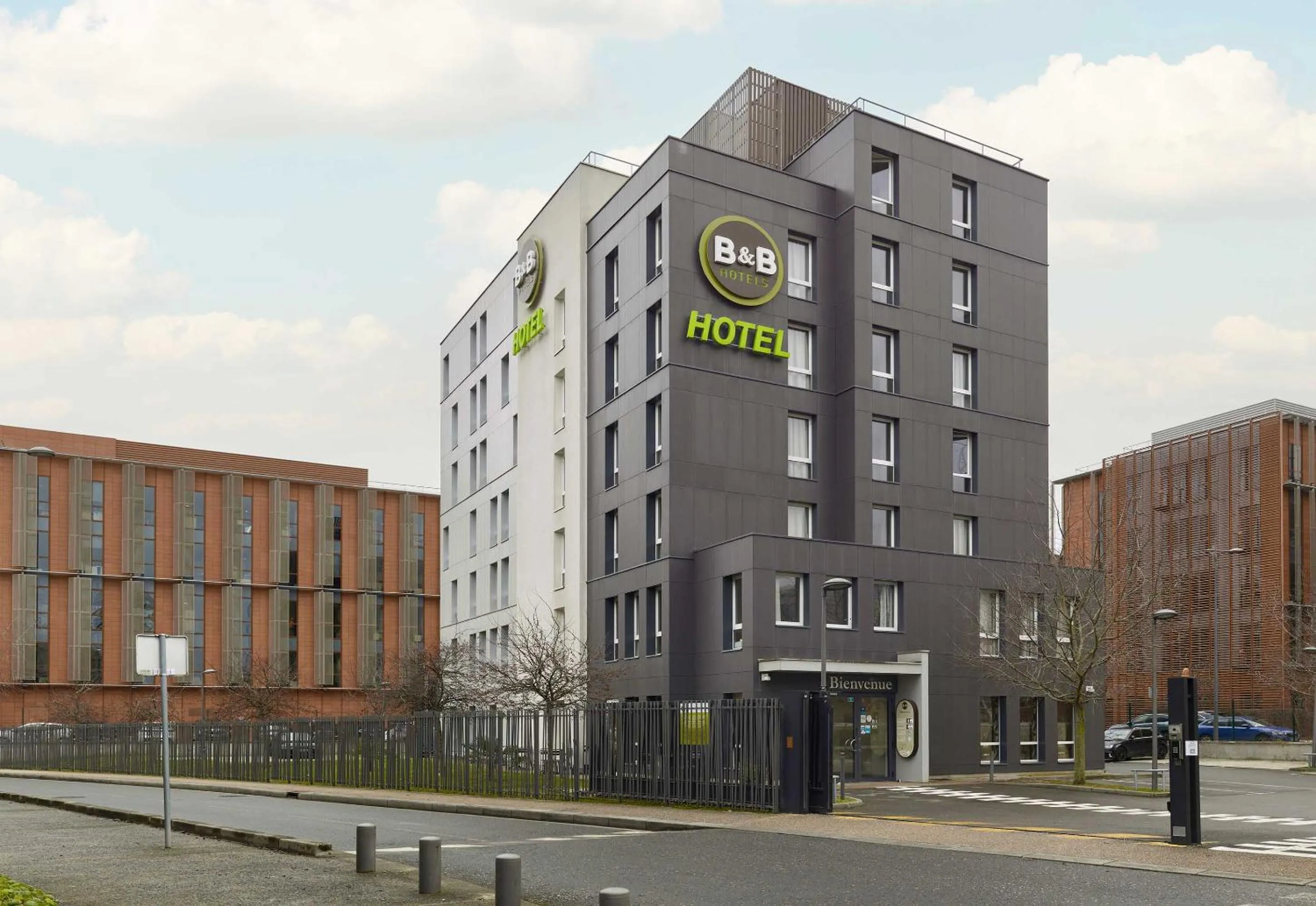 Property building in B&B HOTEL Orly Chevilly Marché International