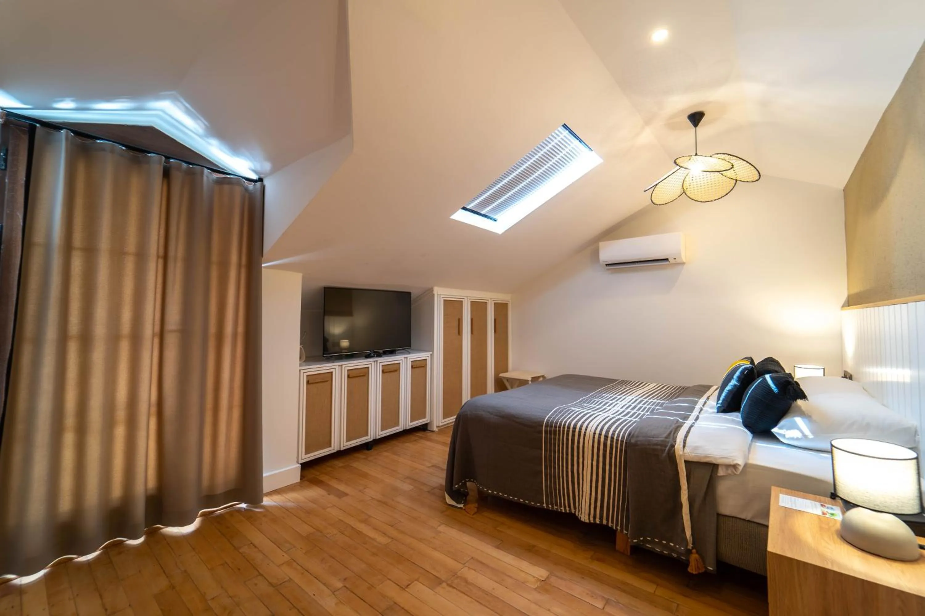 Photo of the whole room, Bed in Hotel Club-E