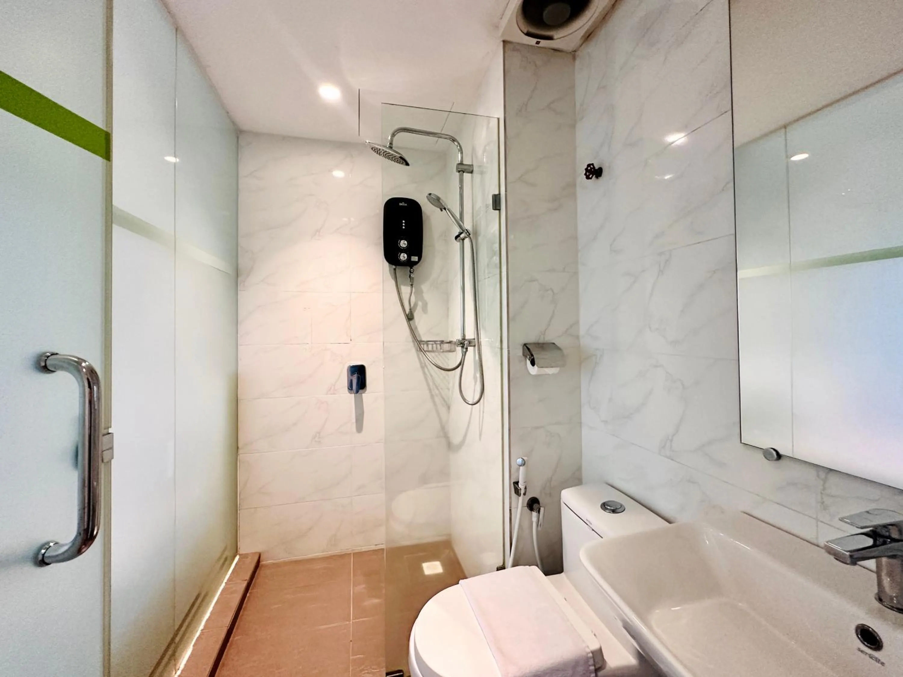 Bathroom in C Y C Heritage Hotel