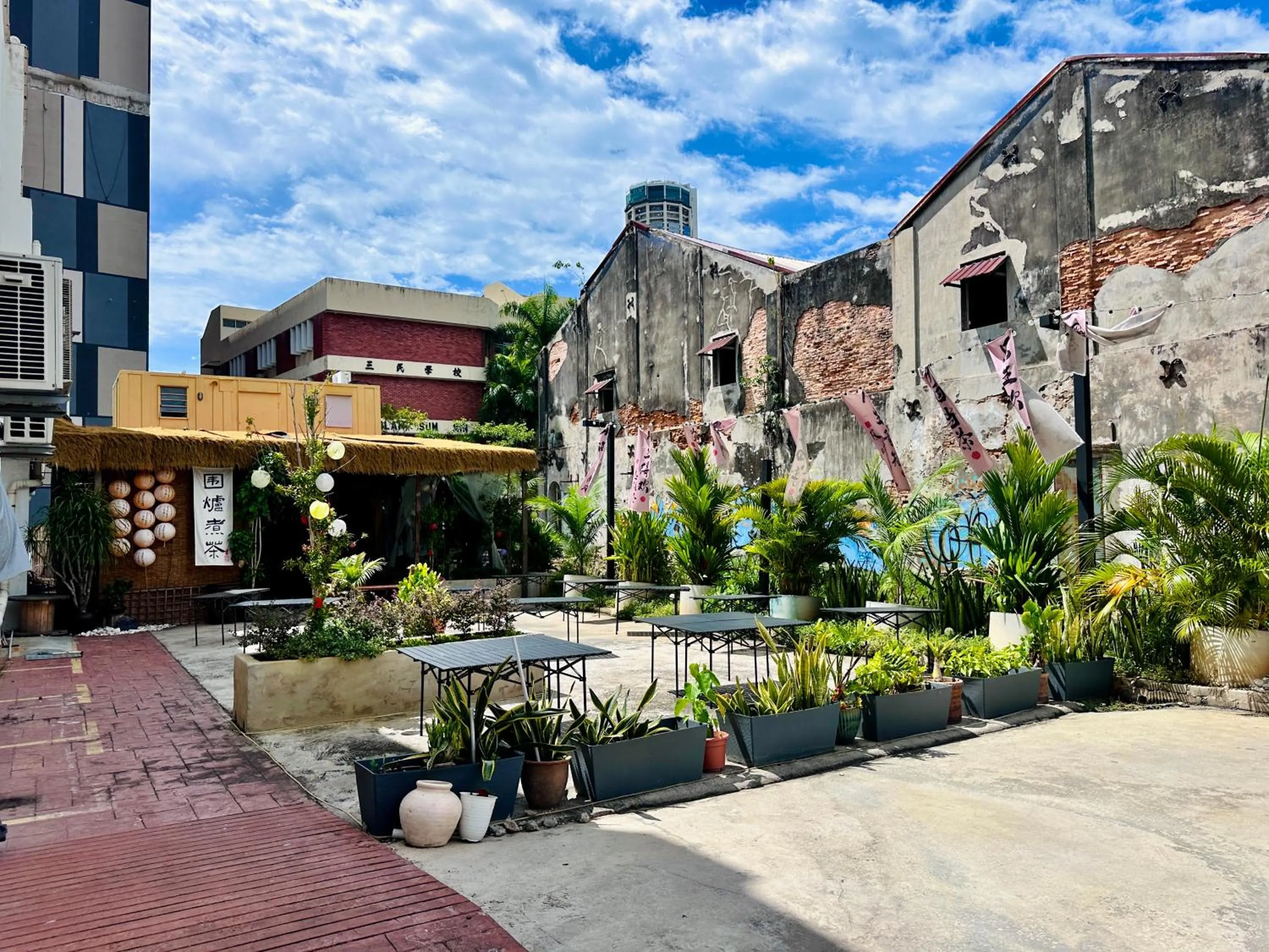 Restaurant/places to eat in C Y C Heritage Hotel