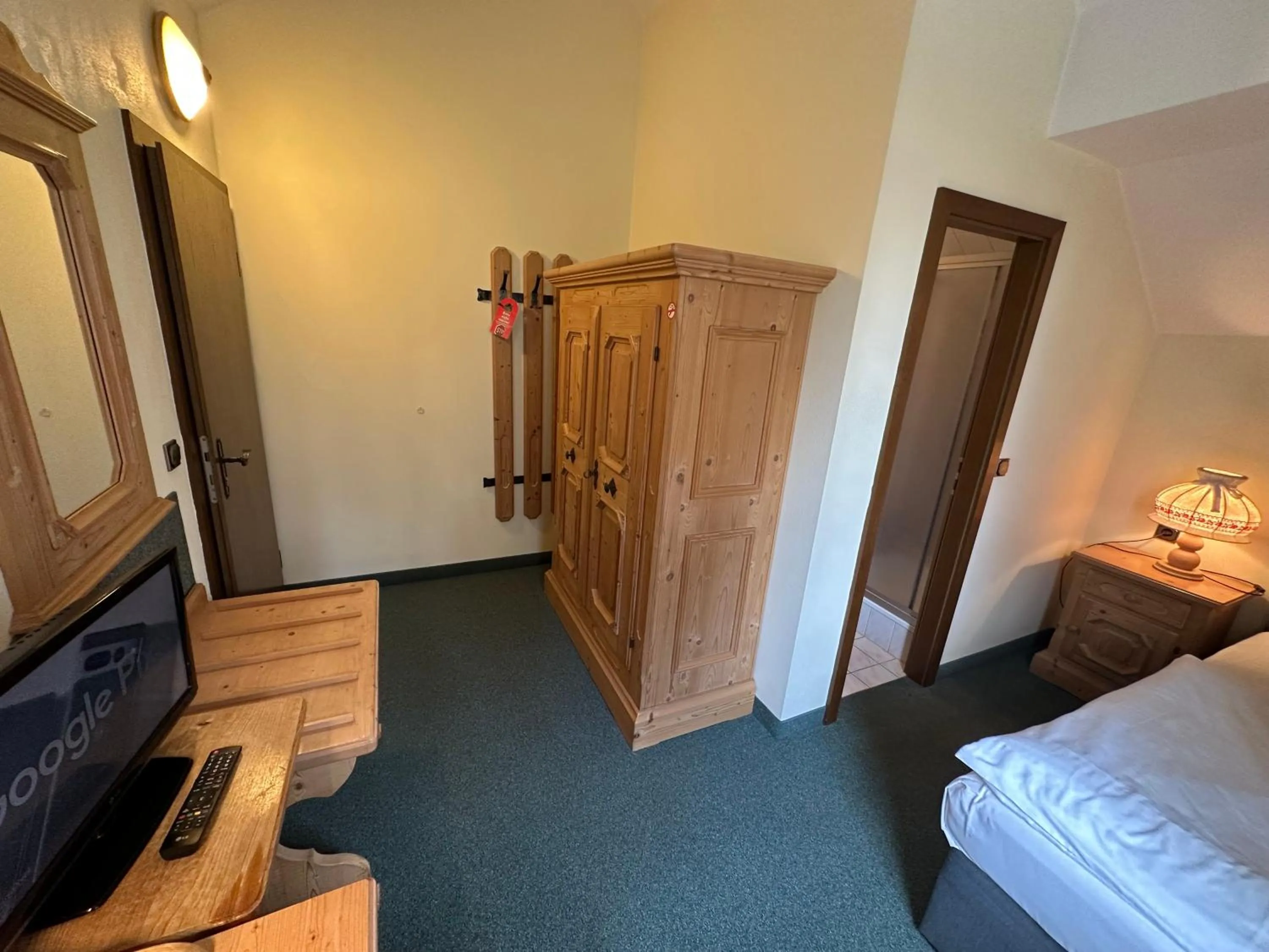 TV and multimedia, Bed in Hotel Almenrausch